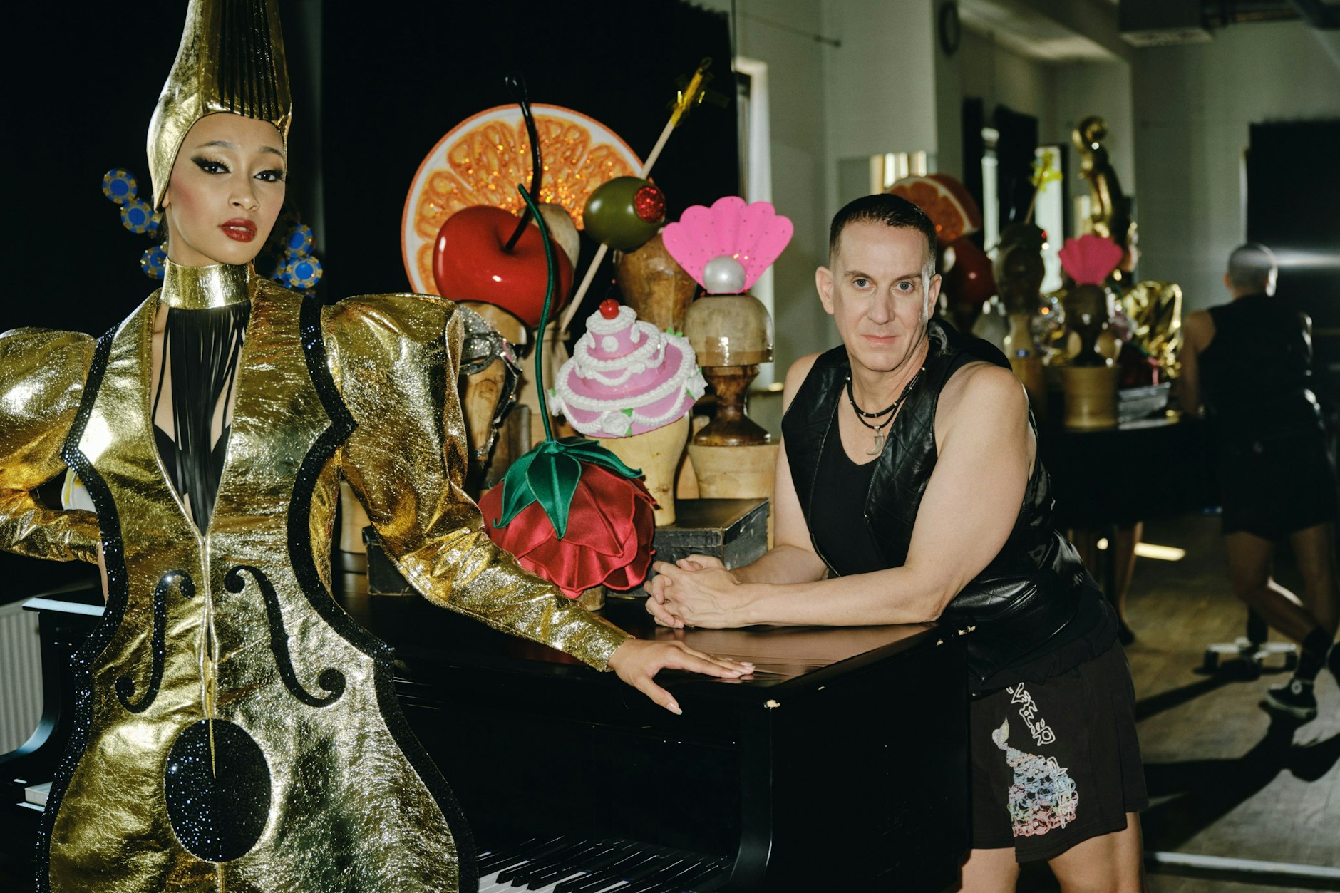 Jeremy Scott, hier mit der Tänzerin Angela Elizaveta Robinson, hat das Kostümbild entworfen.