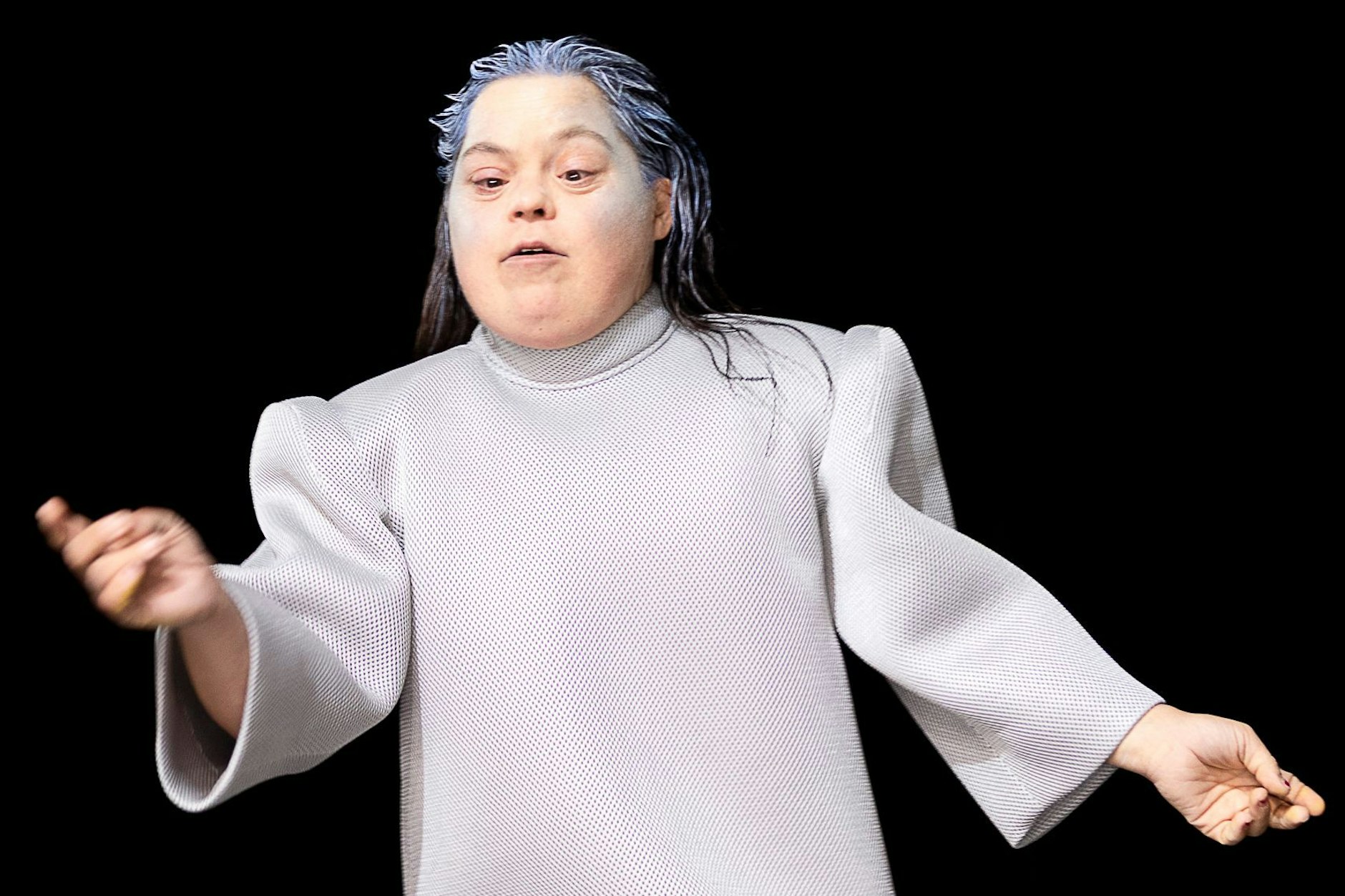 Nele Winkler erklärt in „Leichter Gesang“, was ein Auto und was ein Bus ist.