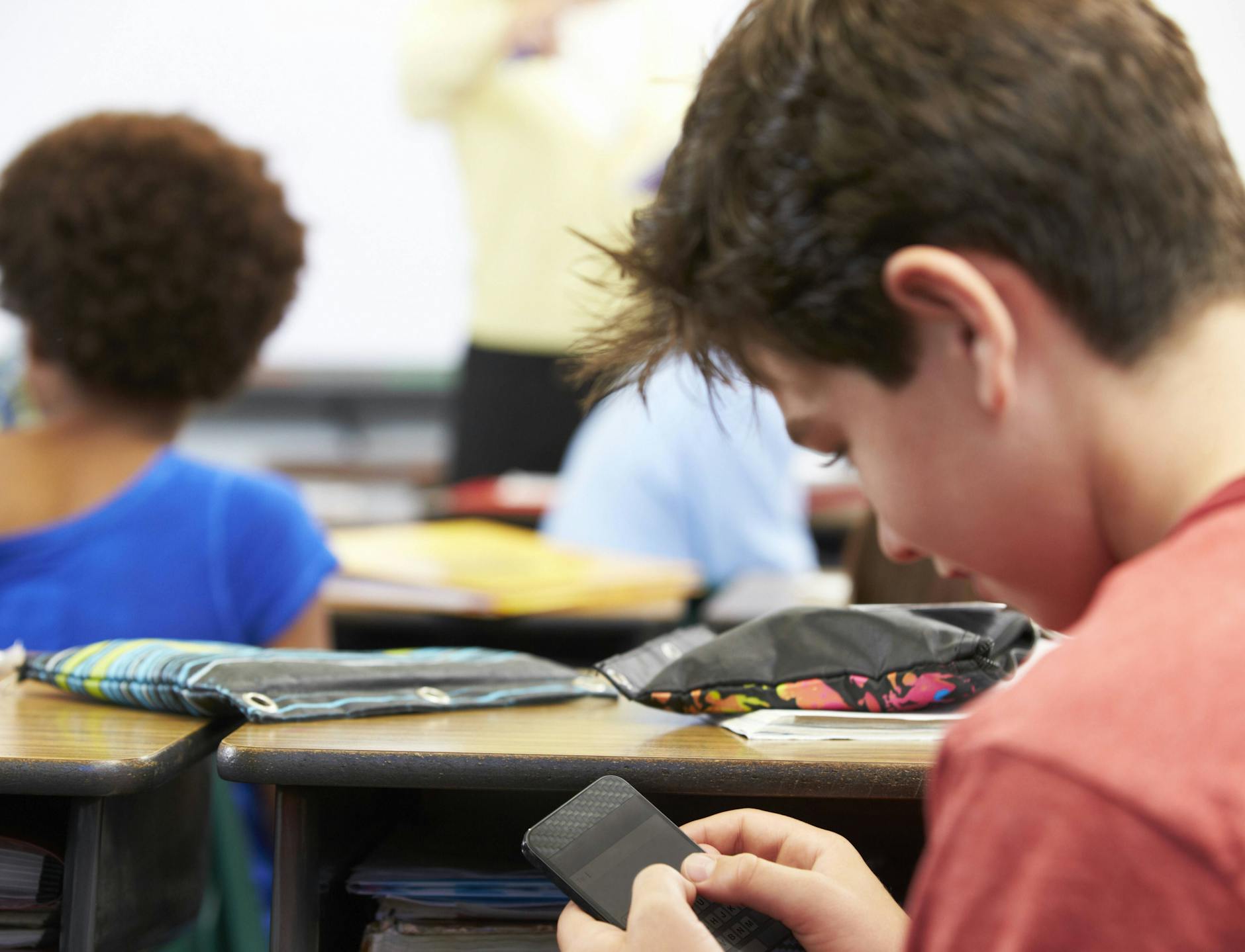 Ganz schön viel: In Deutschland verbringen 15-Jährige im Schnitt sieben Stunden pro Tag an Bildschirmen.