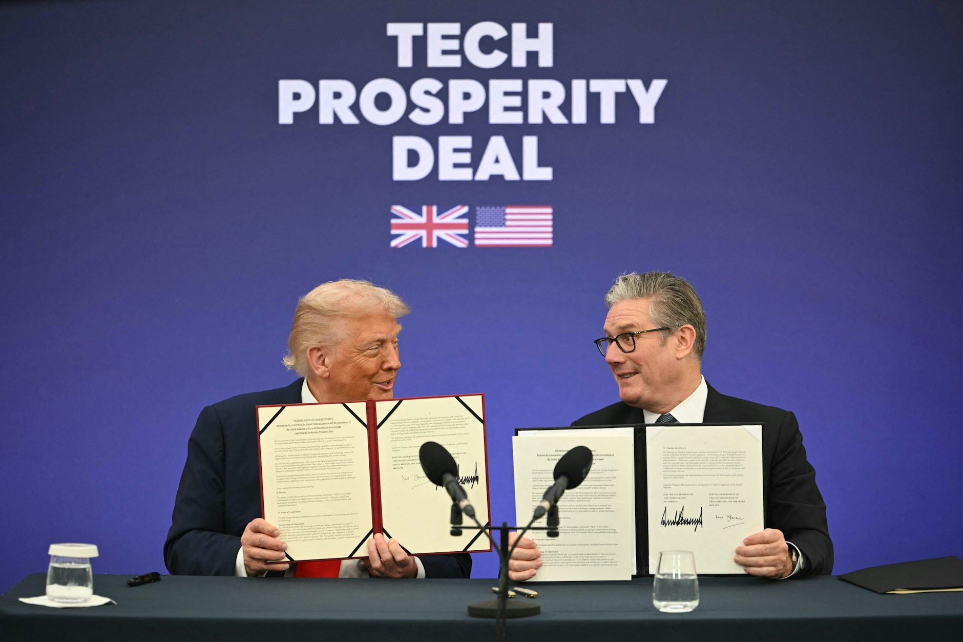 Der britische Premierminister Keir Starmer (r.) und US-Präsident Donald Trump präsentieren in Chequers ihren „Tech Prosperity Deal“.