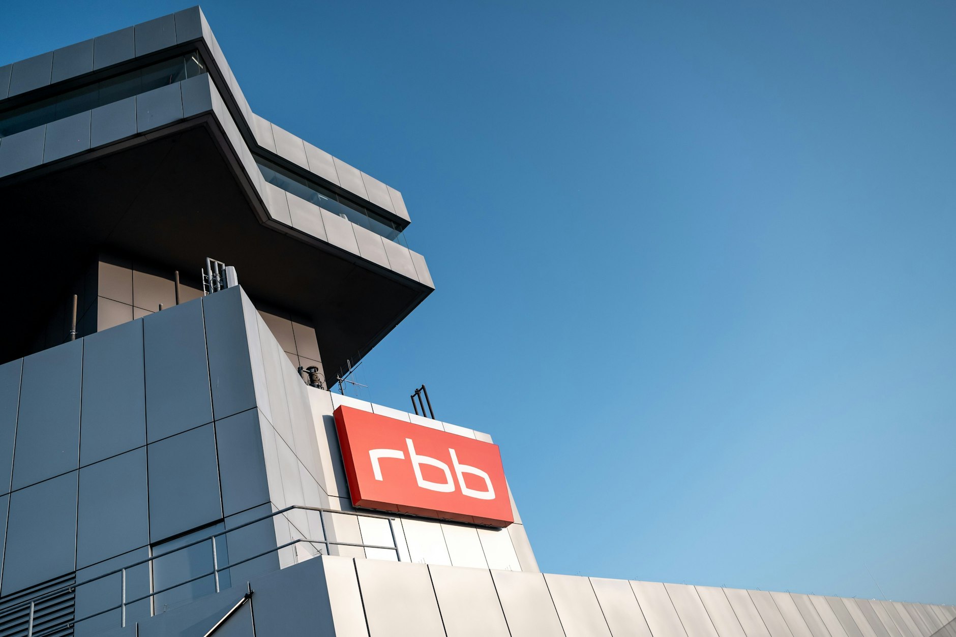 Das Logo des RBB am Fernsehzentrum (FSZ) in der Masurenallee in Berlin-Charlottenburg.