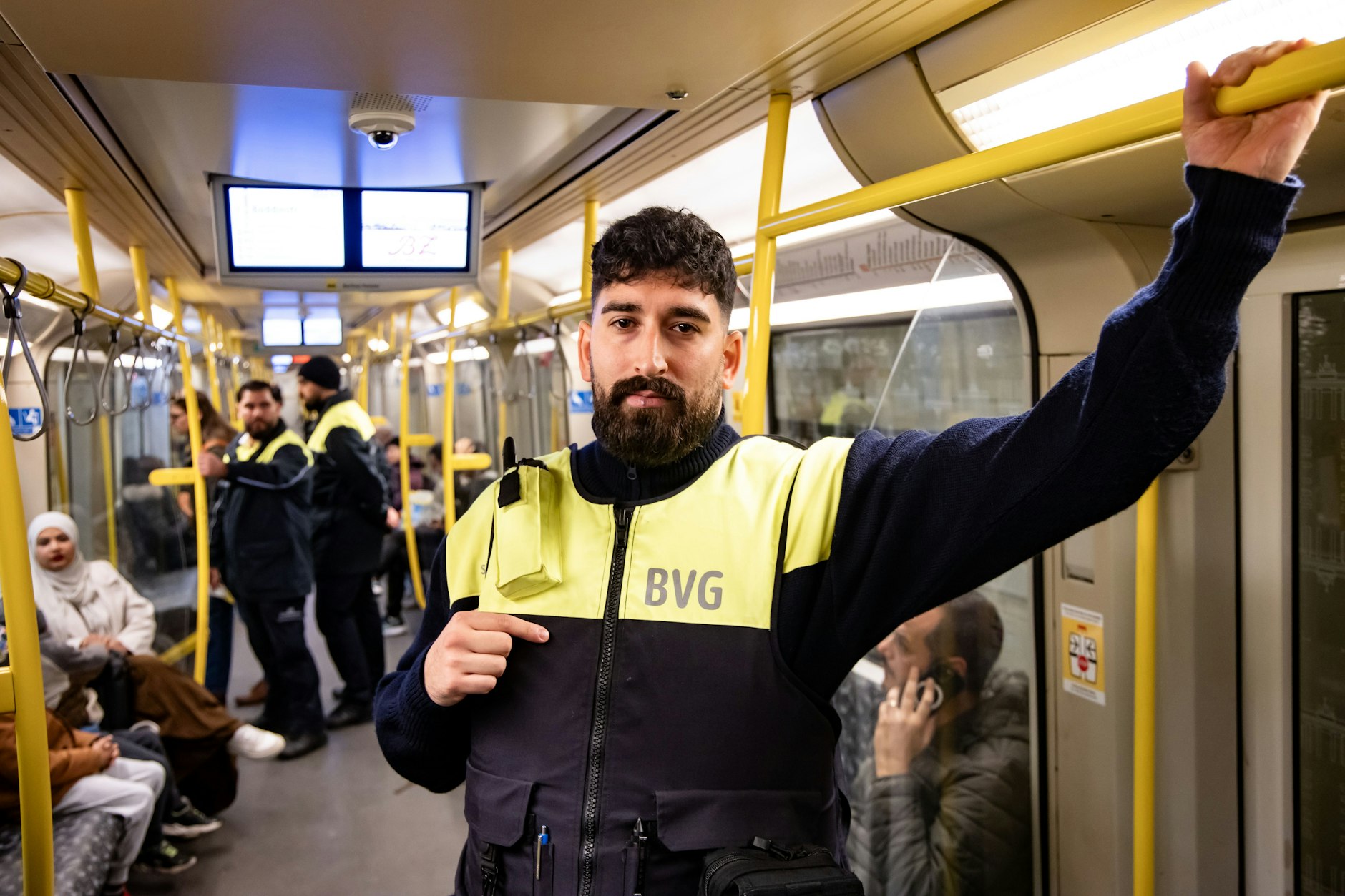 Für die Sicherheit der Fahrgäste unterwegs: Aykan A. auf Streife in der Berliner U-Bahn.