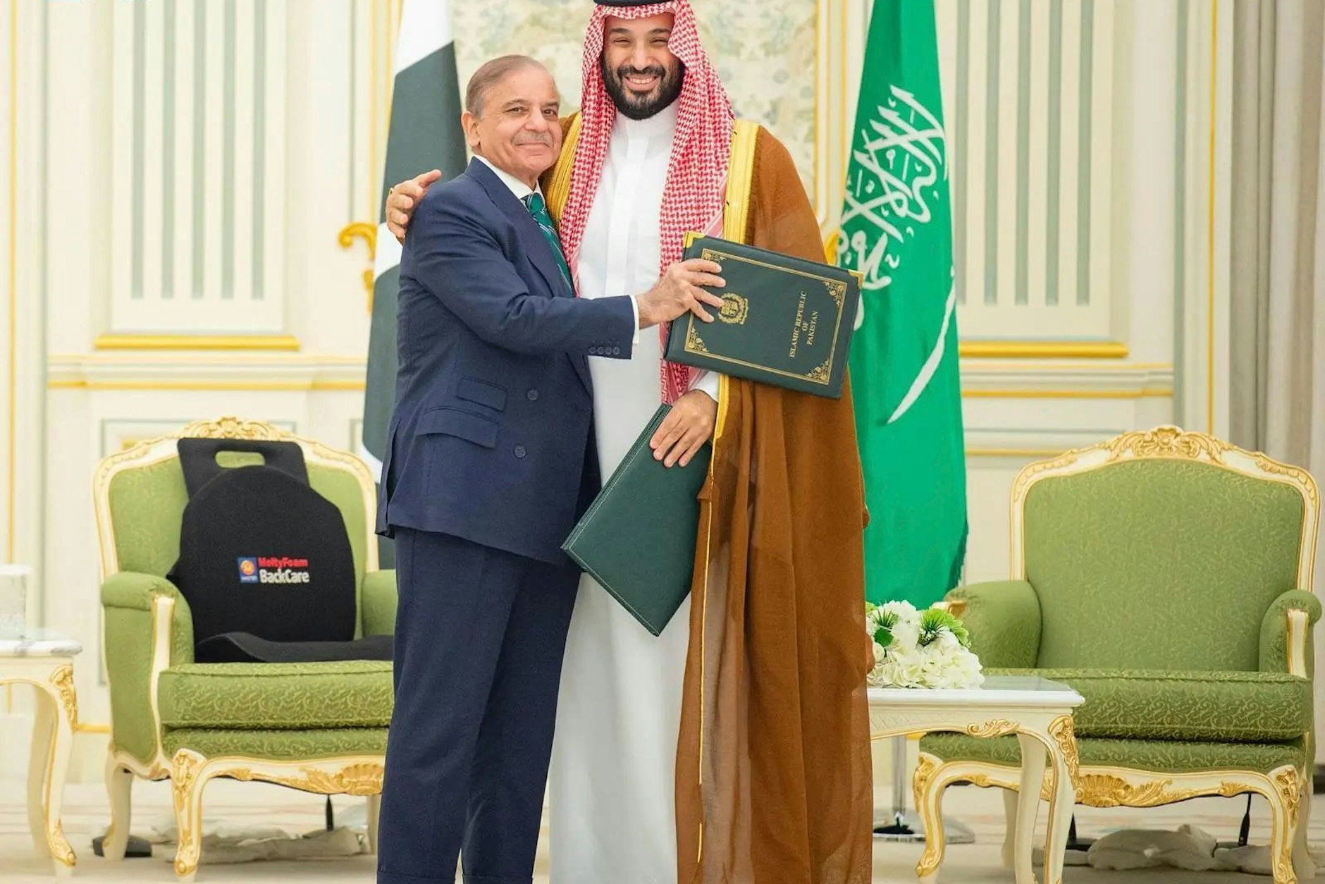 Der pakistanischen Premierminister Shehbaz Sharif (l.) umarmt den saudi-arabischen Kronprinzen Mohammed bin Salman nach der Unterzeichnung eines gemeinsamen Verteidigungspaktes.