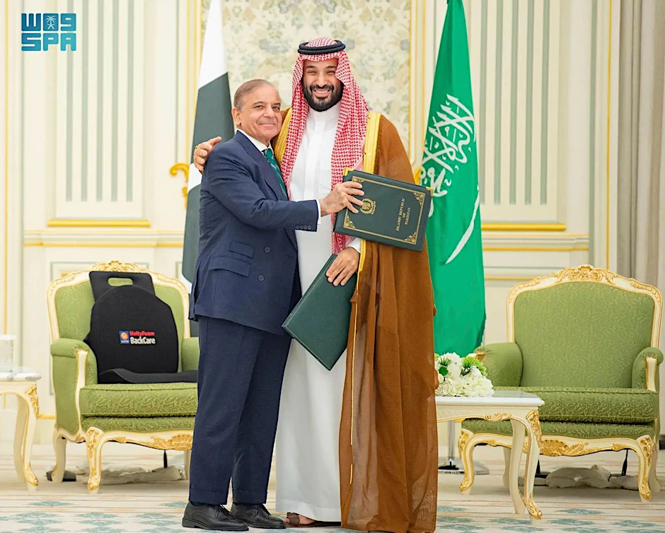 Der pakistanischen Premierminister Shehbaz Sharif (l.) umarmt den saudi-arabischen Kronprinzen Mohammed bin Salman nach der Unterzeichnung eines gemeinsamen Verteidigungspaktes.