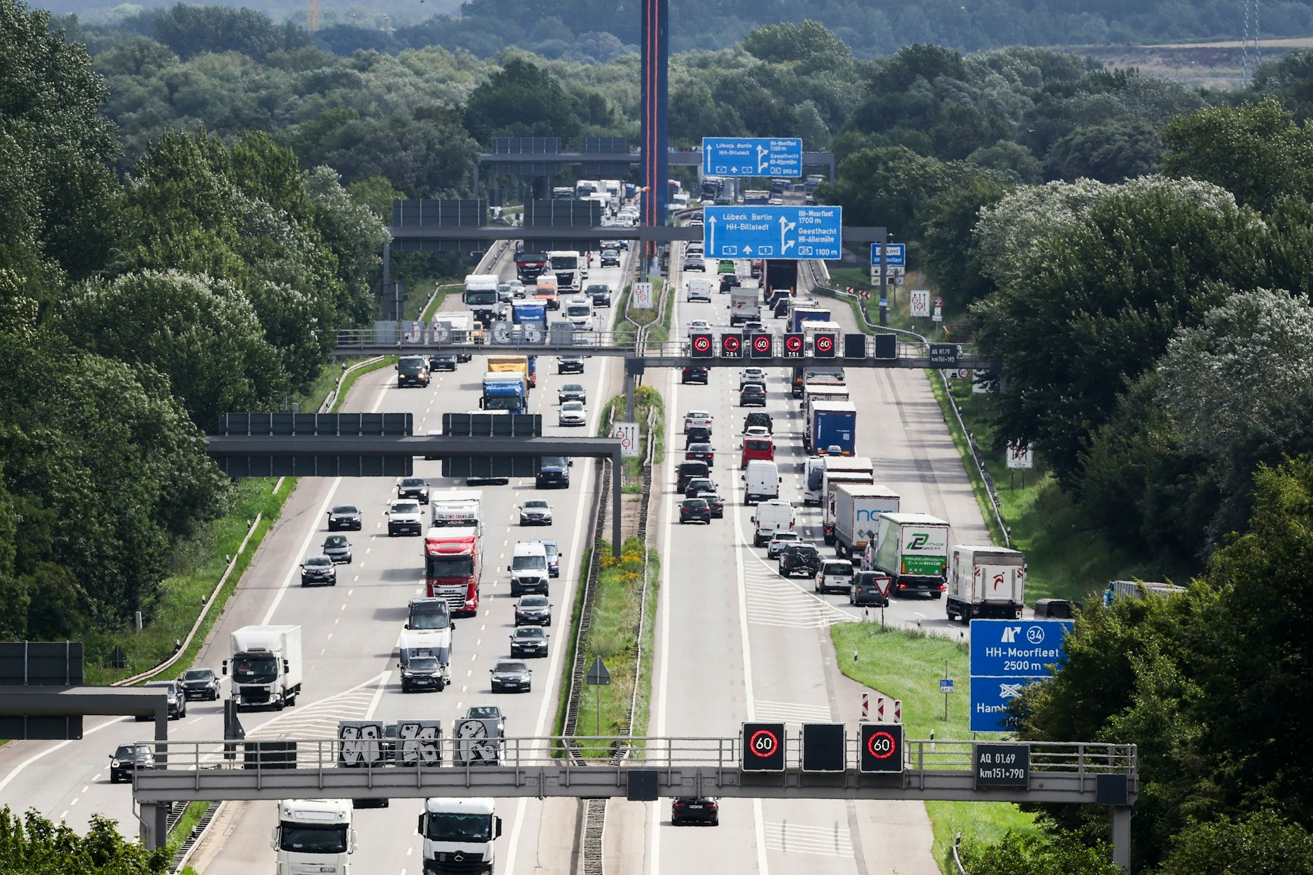 Auf vielen Bundesstraßen und Autobahnen droht nach Angaben des Verkehrsministeriums trotz Sondervermögen und XXL-Haushalt der Baustopp.