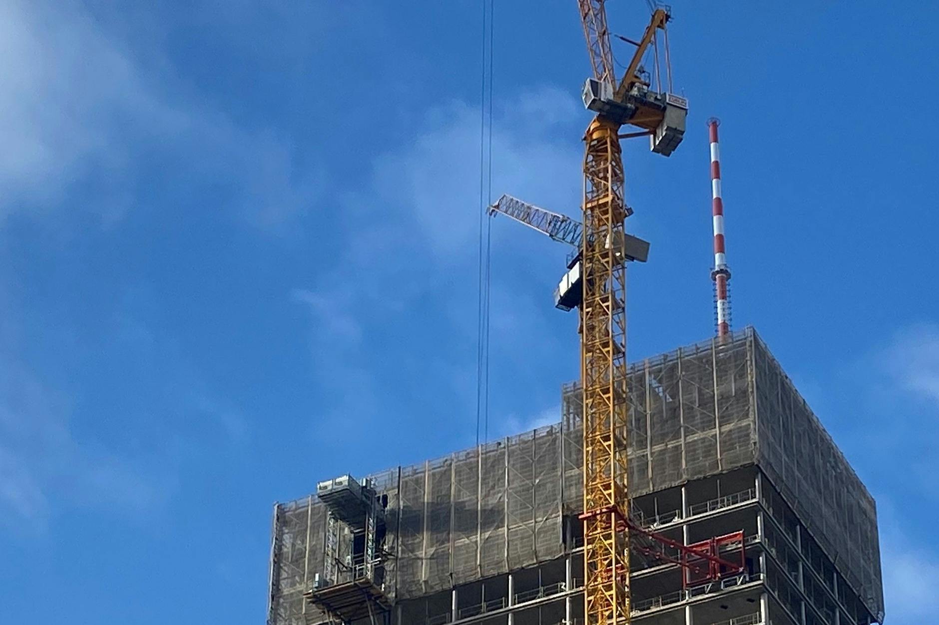 Der Hochhausbau am Galeria-Kaufhaus am Alexanderplatz: Dahinter verschwindet der Berliner Fernsehturm.
