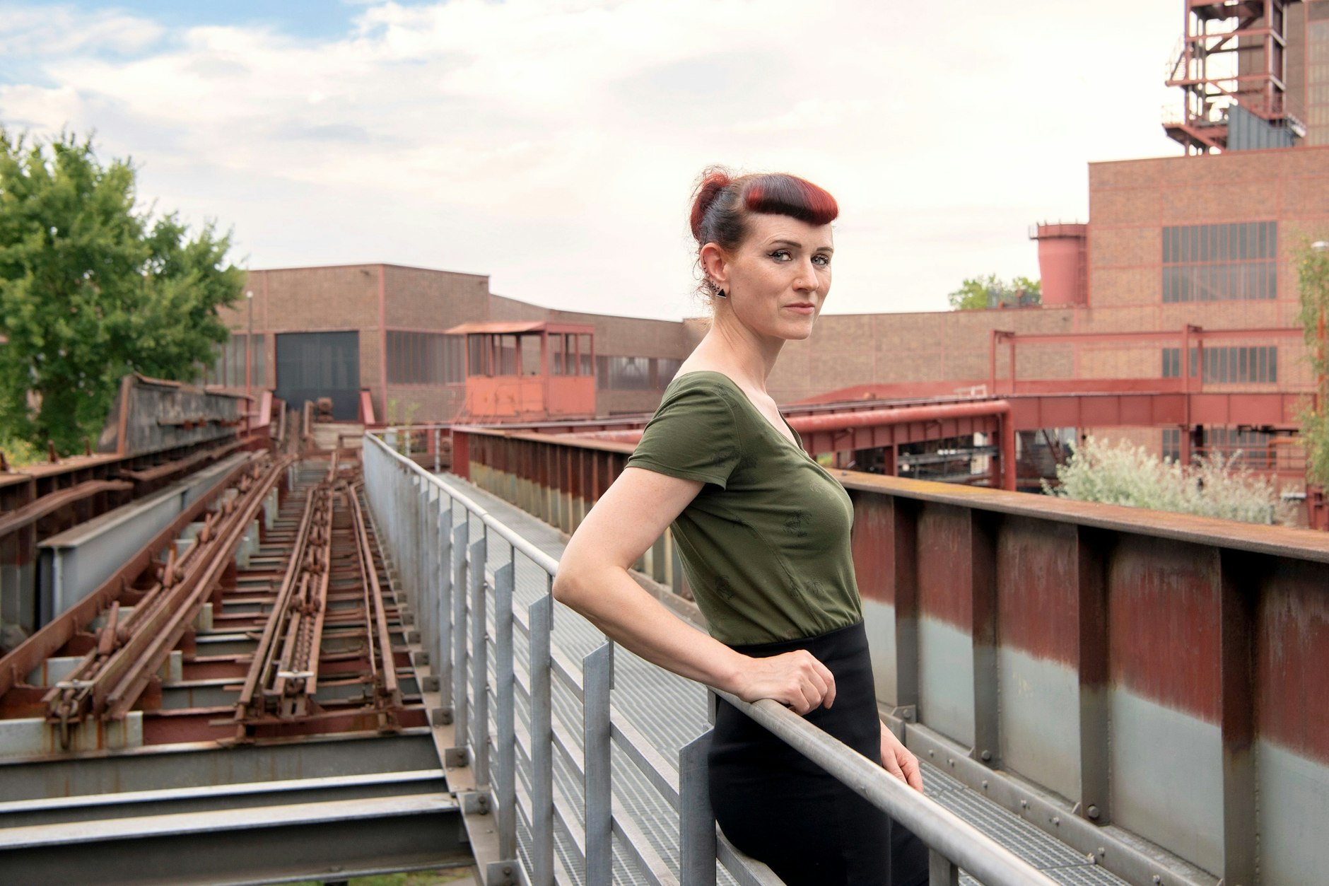 Wurde nach 35 Jahren auch mal Zeit: Endlich erklärt ein Fernsehteam aus dem Osten mal den Westen. Hier im Bild: Sina Falker, Lost-Places-Fotografin im Pott.