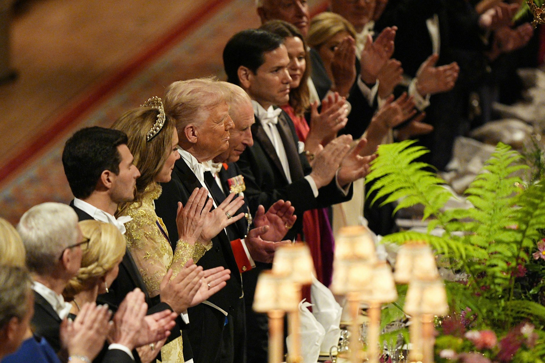 Das erfährt man von der New York Times: Trumps Schwiegersohn Michael Boulos (zweiter von links) hat kein Regierungsamt inne. Doch wenige Wochen nach seiner Kreuzfahrt auf der Jacht eines internationalen Milliardärs brachte er als Ehrengast bei einem Staatsdinner einen Toast auf Catherine, Prinzessin von Wales, aus.