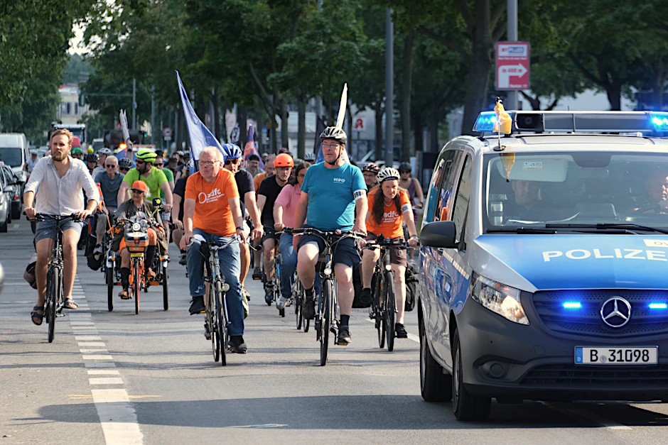 Protest auf der Ollenhauerstraße in Reinickendorf: Radfahrer demonstrieren 2023 für bessere Radverkehrsanlagen.