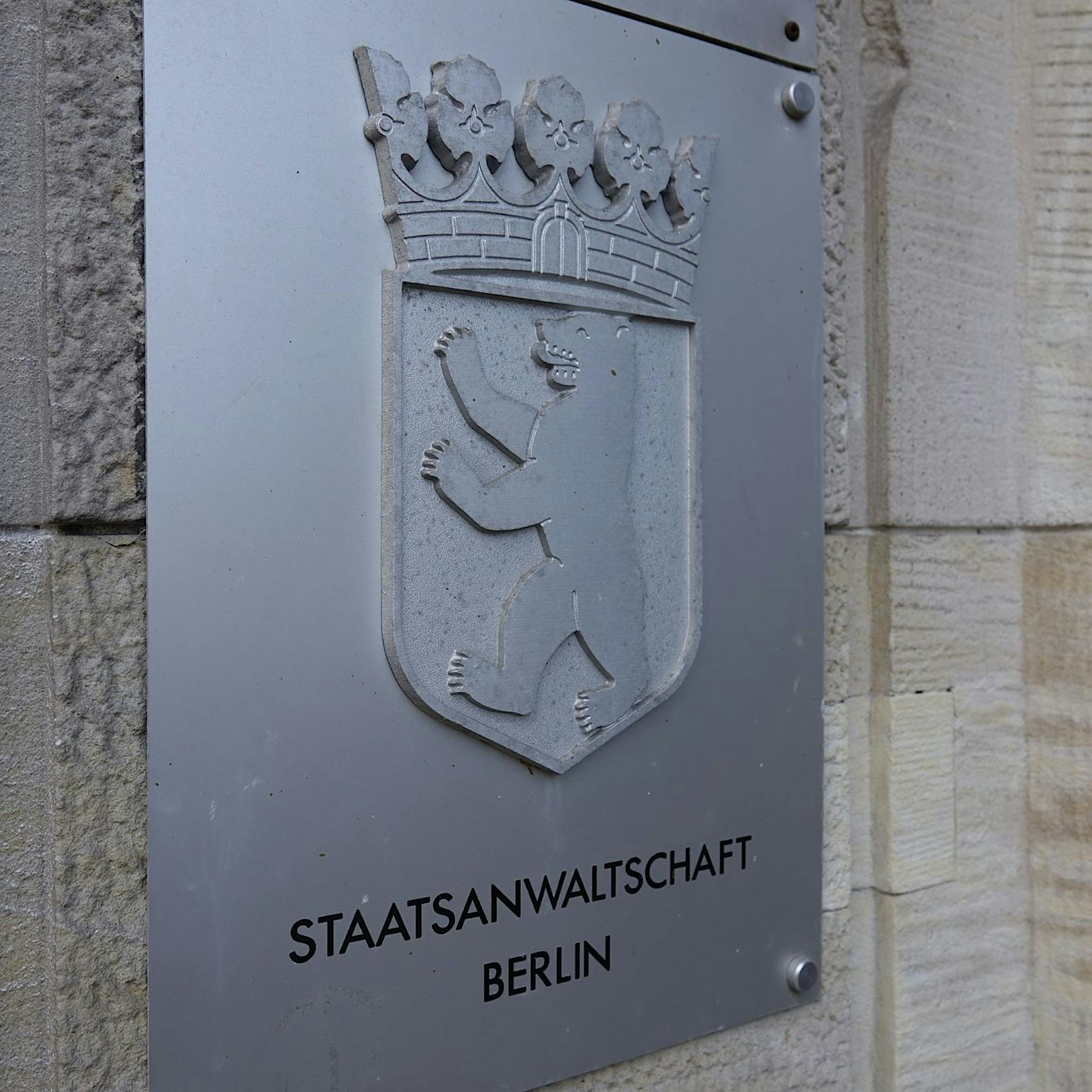 Flüchtling in Berliner Unterkunft schwer verletzt – Polizist angeklagt