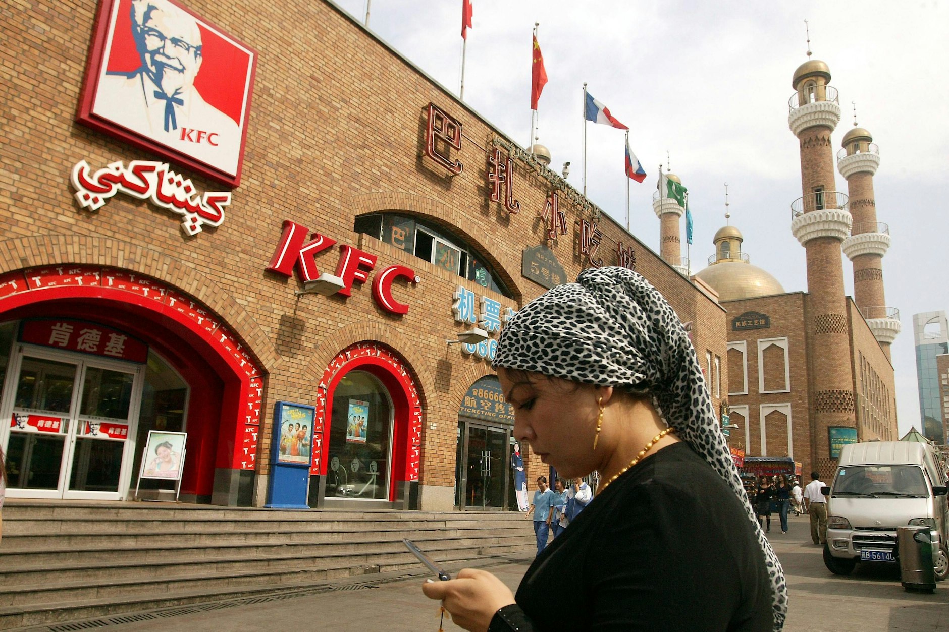 Eine Uigurin vor einer amerikanischen Fastfood-Filiale in Xinjiangs Hauptstadt Ürümqi