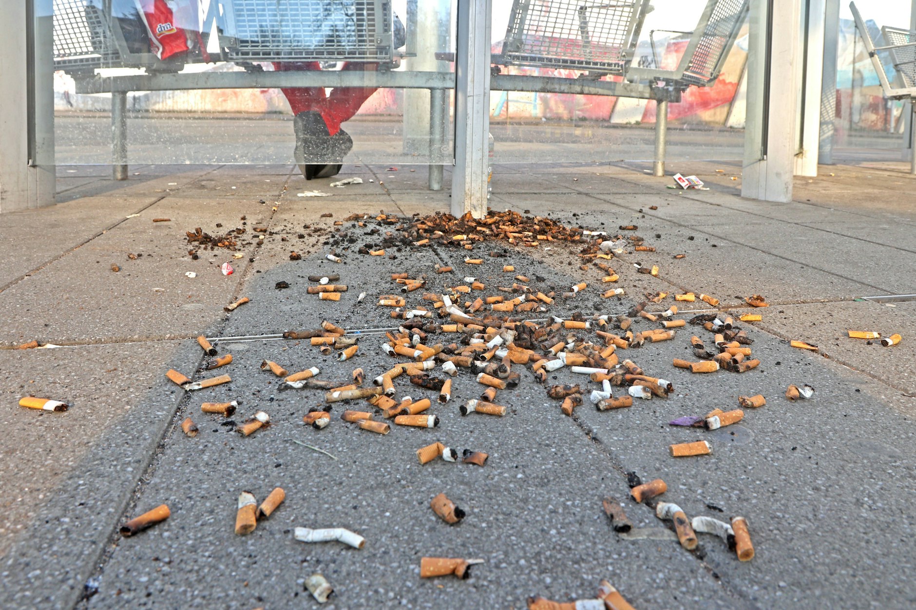 Zigarettenkippen auf dem Boden verschandeln das Stadtbild.
