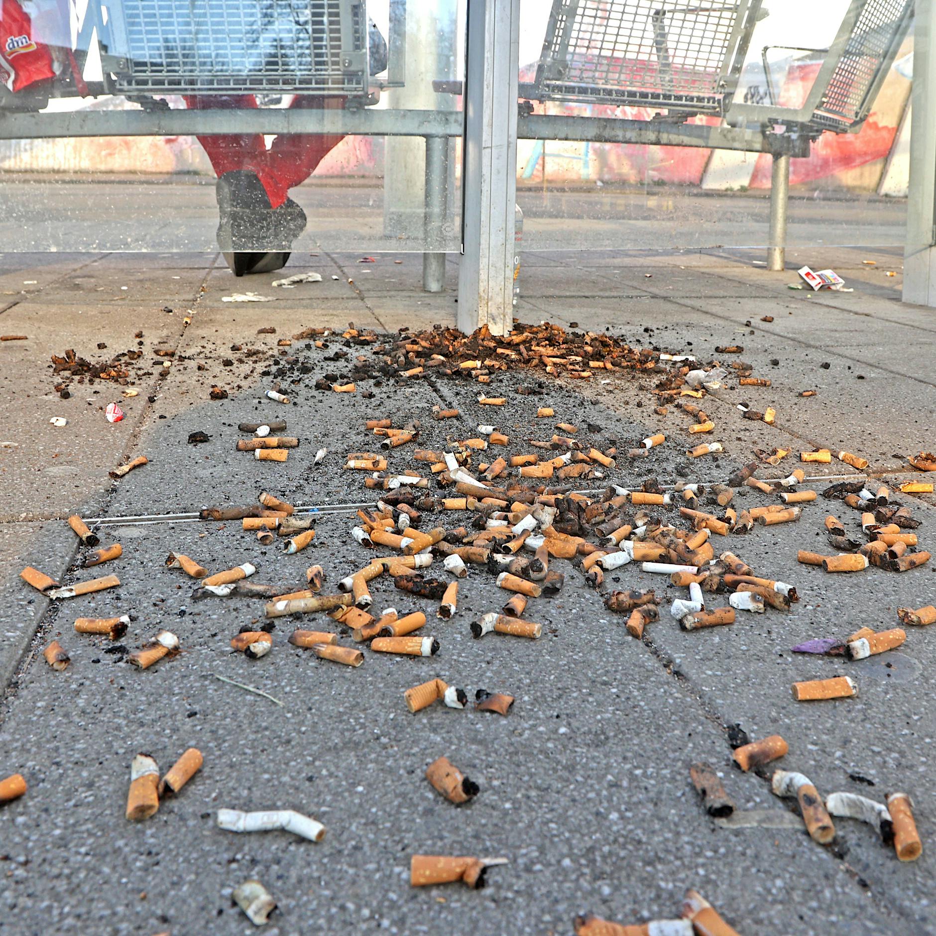 Bis zu 120 Euro Bußgeld: Mitte sagt Kippen-Schnipsern den Kampf an