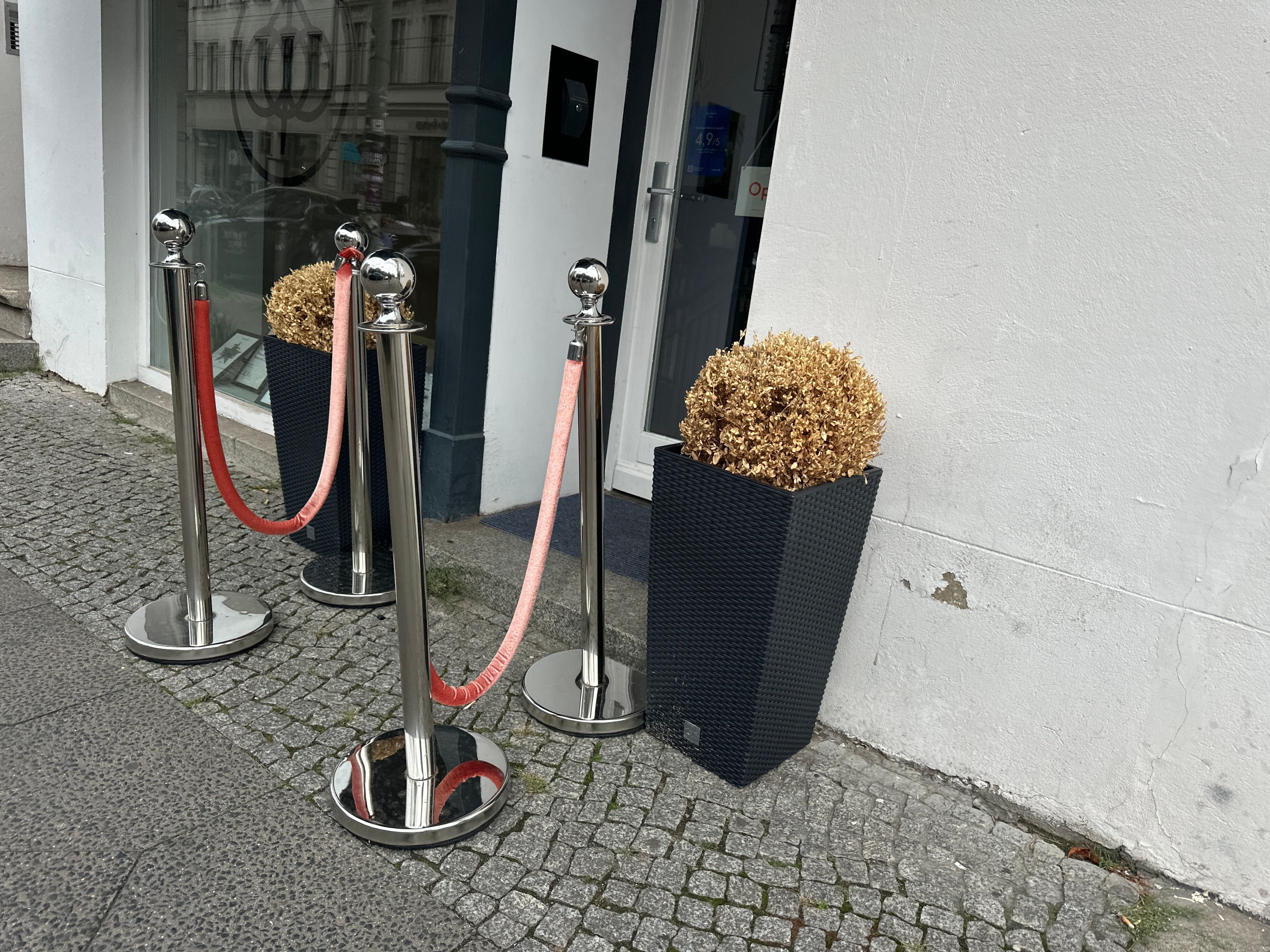 Berlin: Gerupfte Büsche und Gerümpel – Die übelsten Deko-Sünden vor Geschäften