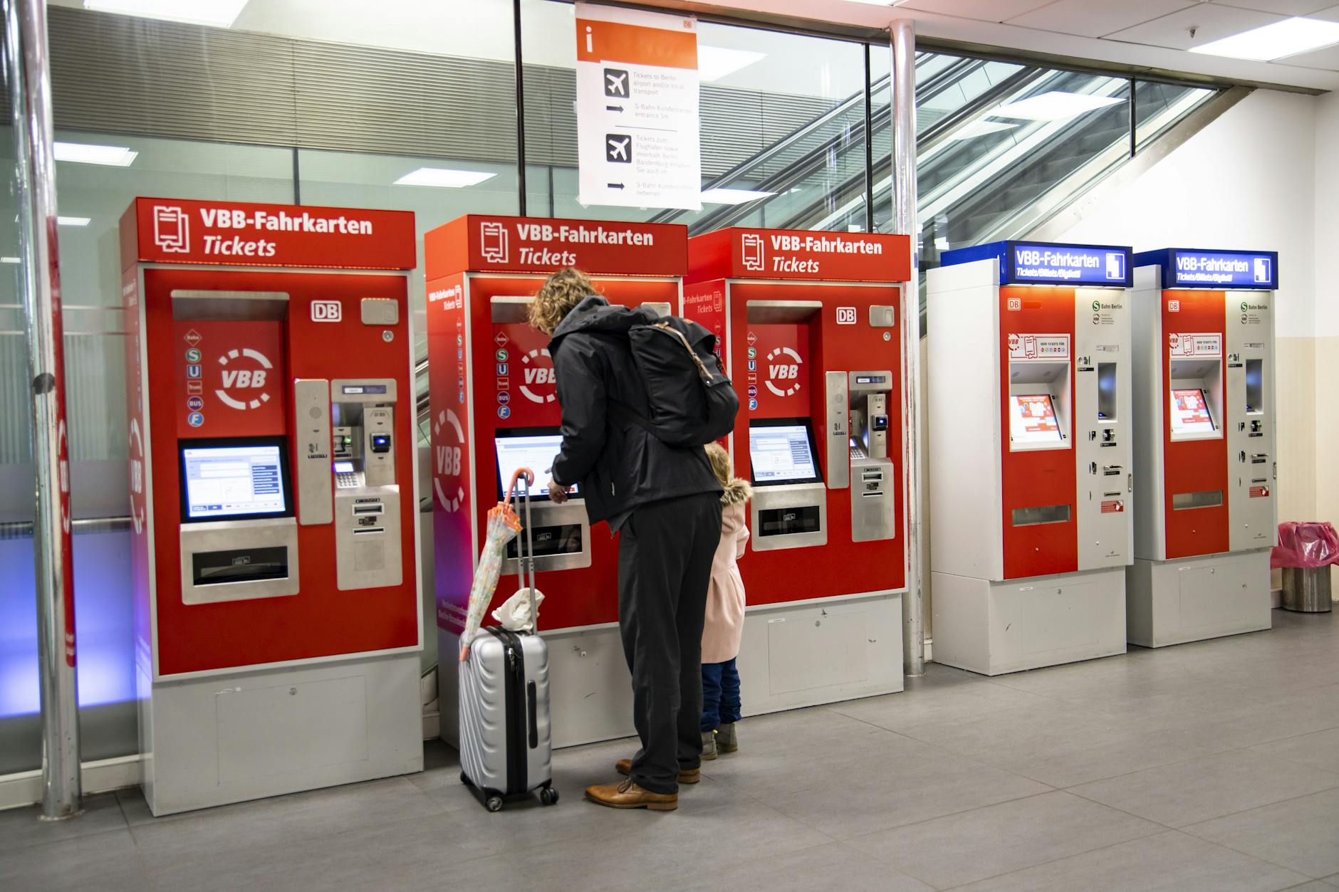 Ein Fahrgast kauft ein Ticket an einem Automaten in Berlin. Inzwischen nutzen die meisten Reisenden das Deutschlandticket oder andere digitale Angebote. Trotzdem werden weiterhin Papiertickets erworben.