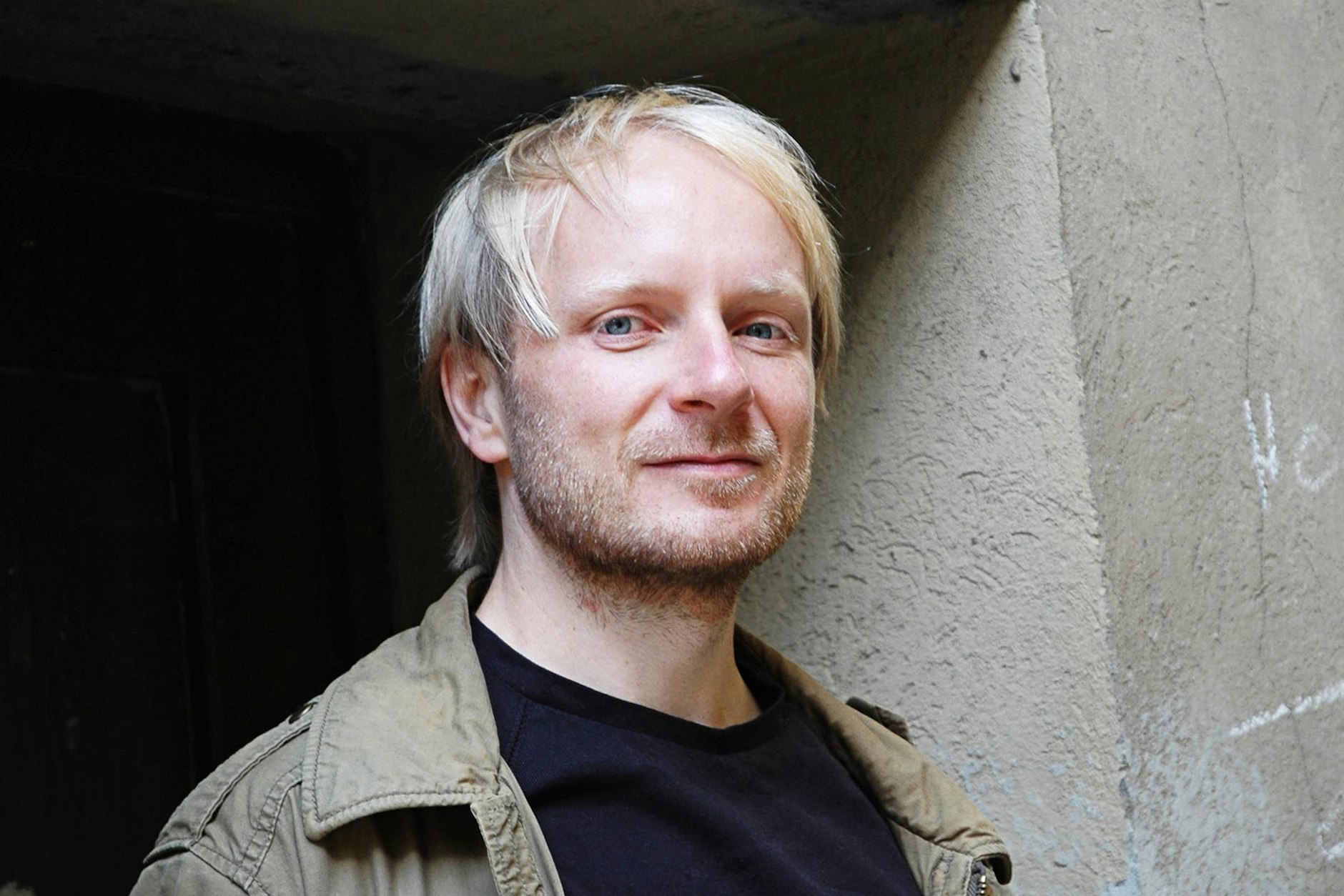 Jochen Schmidt, 1970 in Berlin geboren, lebt immer noch in Berlin. 1999 war er Mitbegründer der Lesebühne „Chaussee der Enthusiasten“.