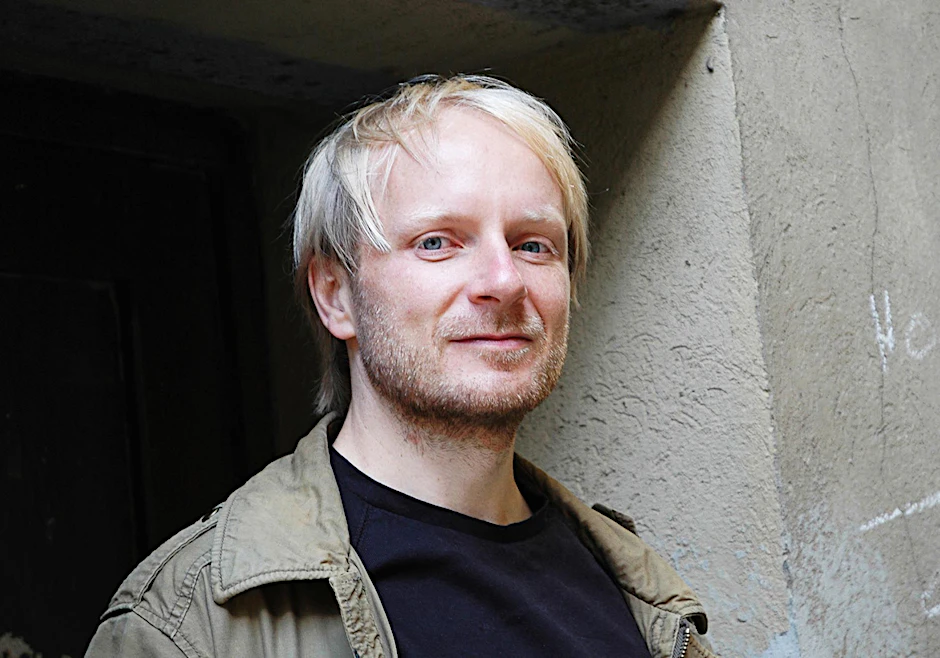 Jochen Schmidt, 1970 in Berlin geboren, lebt immer noch in Berlin. 1999 war er Mitbegründer der Lesebühne „Chaussee der Enthusiasten“.