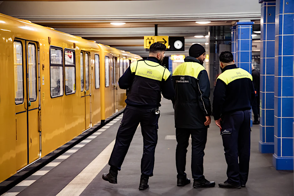 Auf Streife im Berliner Untergrund: BVG-Sicherheitskräfte unterwegs in einem U-Bahnhof. Im ersten Halbjahr 2025 wurden 17,2 Prozent weniger Straftaten im BVG-Bereich registriert.