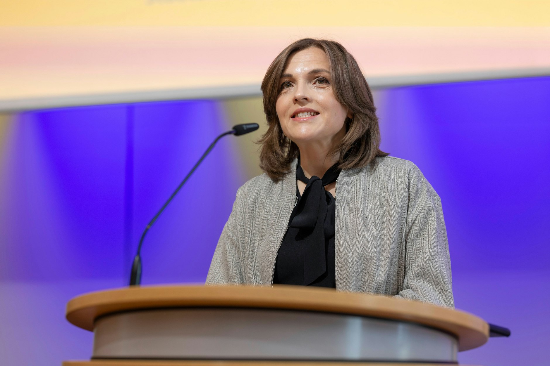 Elisabeth Kaiser ist Staatsministerin und Beauftragte der Bundesregierung für Ostdeutschland beim Bundesminister der Finanzen. Im Rahmen des 83. Deutschen Fürsorgetags 2025 sind mehrere hundert Menschen aus sozialen und pflegerischen Bereichen auf der Messe in Erfurt zusammengekommen.