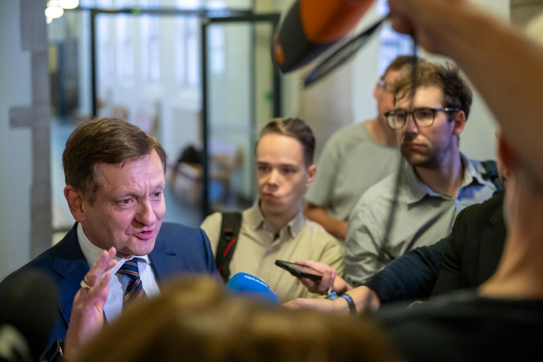 Kay Gottschalk, Vertreter der AfD vor Gericht, unterhält sich vor Beginn der Verhandlung über die Räumungsklage gegen die AfD am Landgericht.