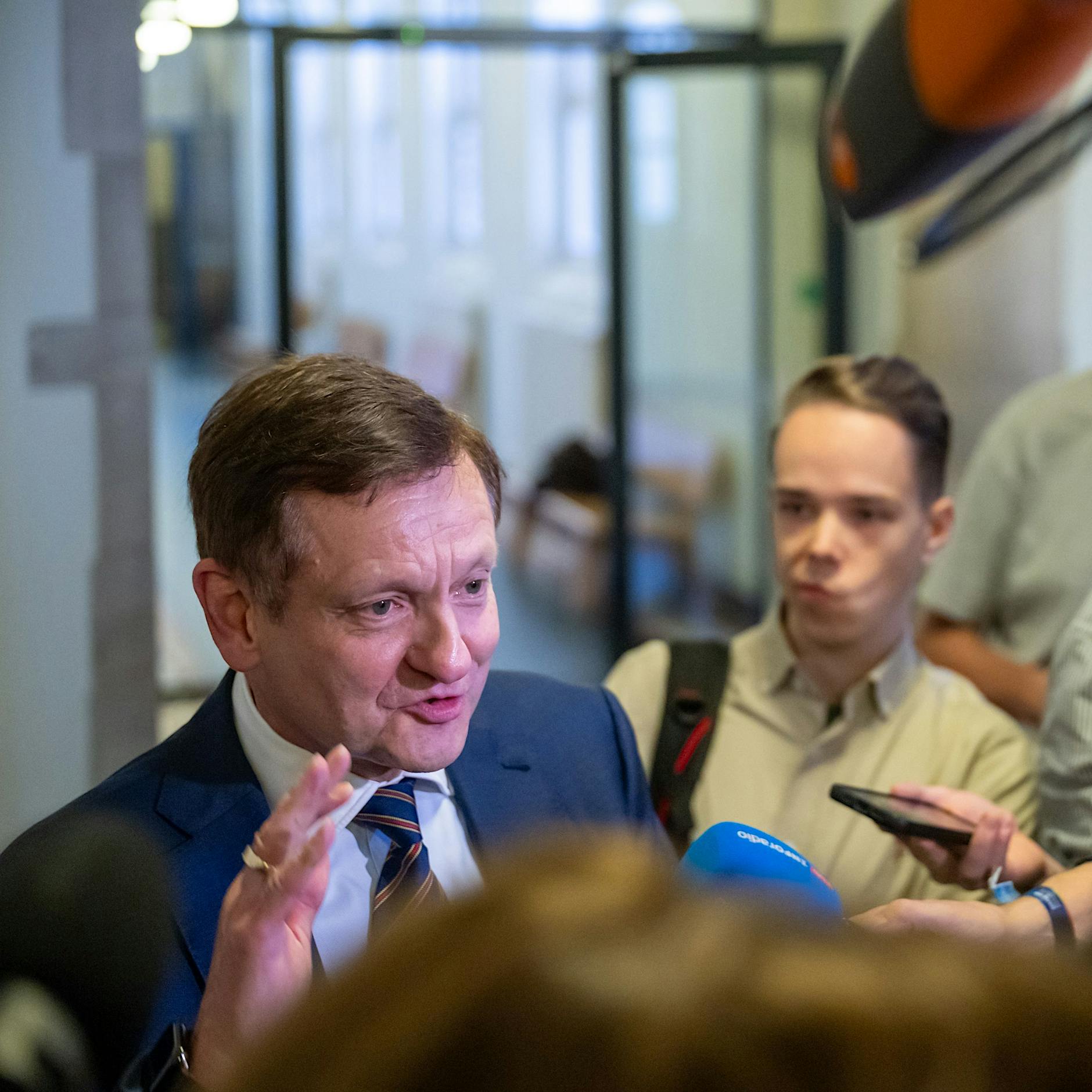 „Glauben Sie, ich bin Ihre Prostituierte?“ – Räumungsklage gegen AfD vor Gericht