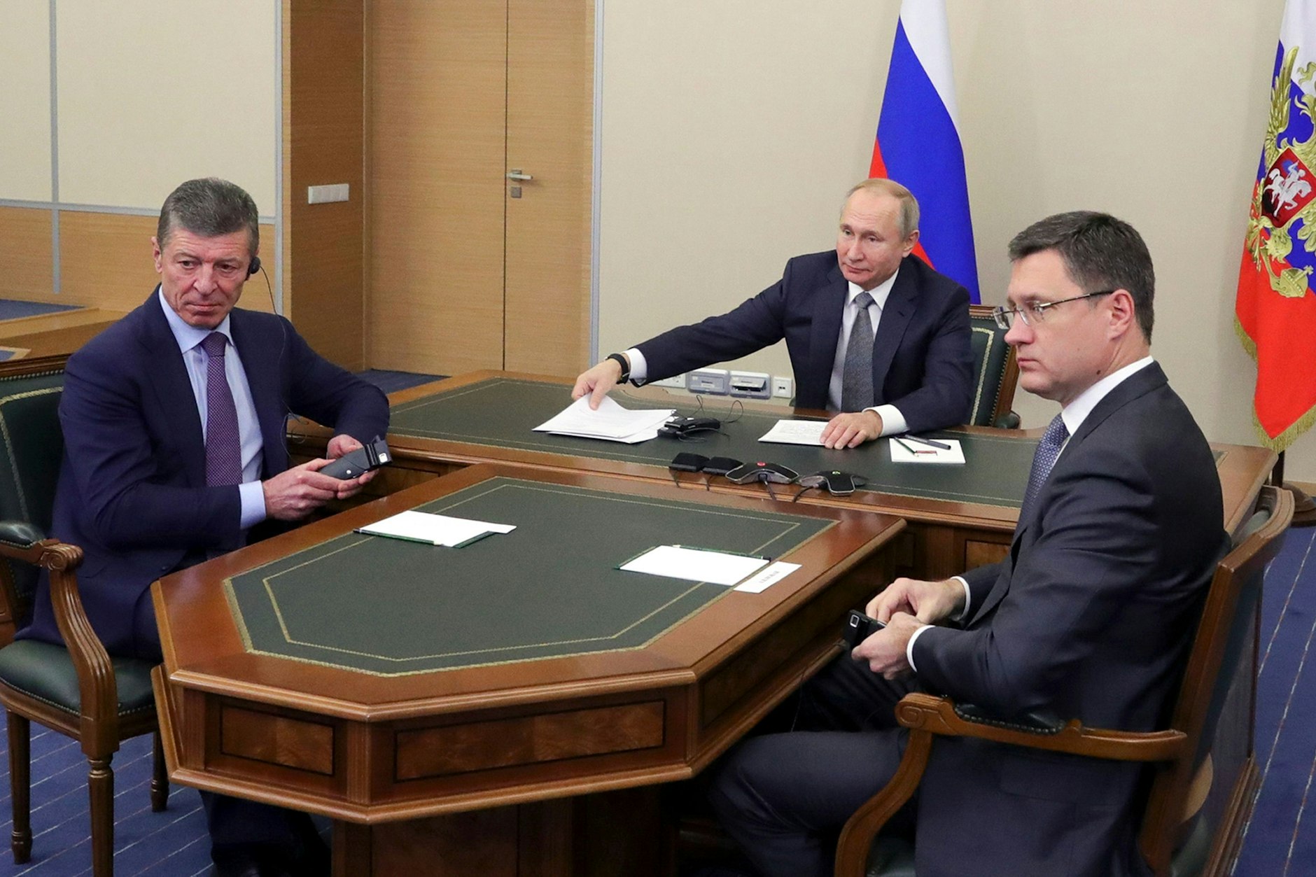 Sotschi: Wladimir Putin (M), Präsident von Russland, nimmt gemeinsam mit Dmitri Kosak (l), stellvertretender Premierminister von Russland, und Alexander Nowak, Energieminister von Russland, an einer Videokonferenz mit dem chinesischen Präsidenten Xi teil.