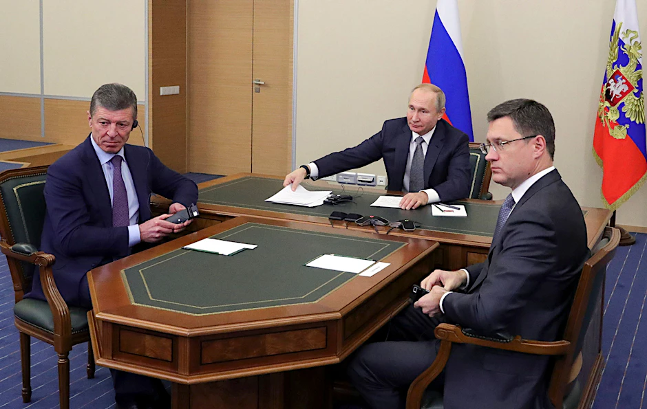 Sotschi: Wladimir Putin (M), Präsident von Russland, nimmt gemeinsam mit Dmitri Kosak (l), stellvertretender Premierminister von Russland, und Alexander Nowak, Energieminister von Russland, an einer Videokonferenz mit dem chinesischen Präsidenten Xi teil.