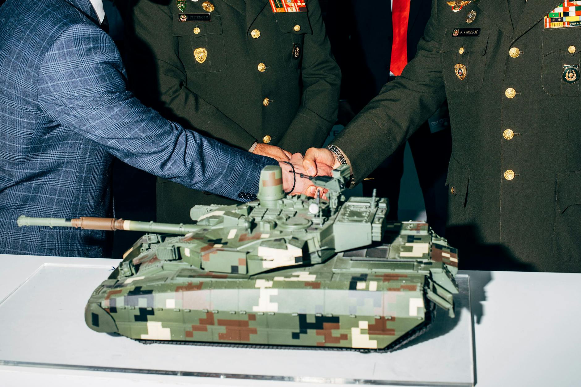 Rüstung ohne Ende: Ein Model des Flugabwehrsystems Boxer Skyranger 30 von Rheinmetall.