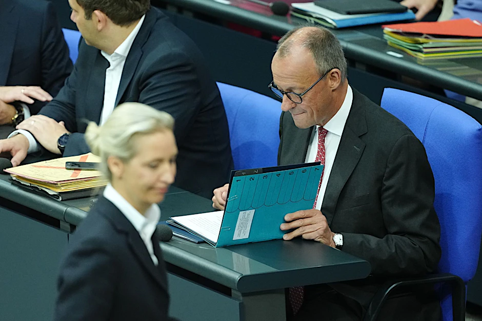 Alice Weidel, Fraktions- und Bundesvorsitzende der AfD, geht bei der Generaldebatte zum Haushalt 2025 im Bundestag an Bundeskanzler Friedrich Merz (CDU) vorbei.