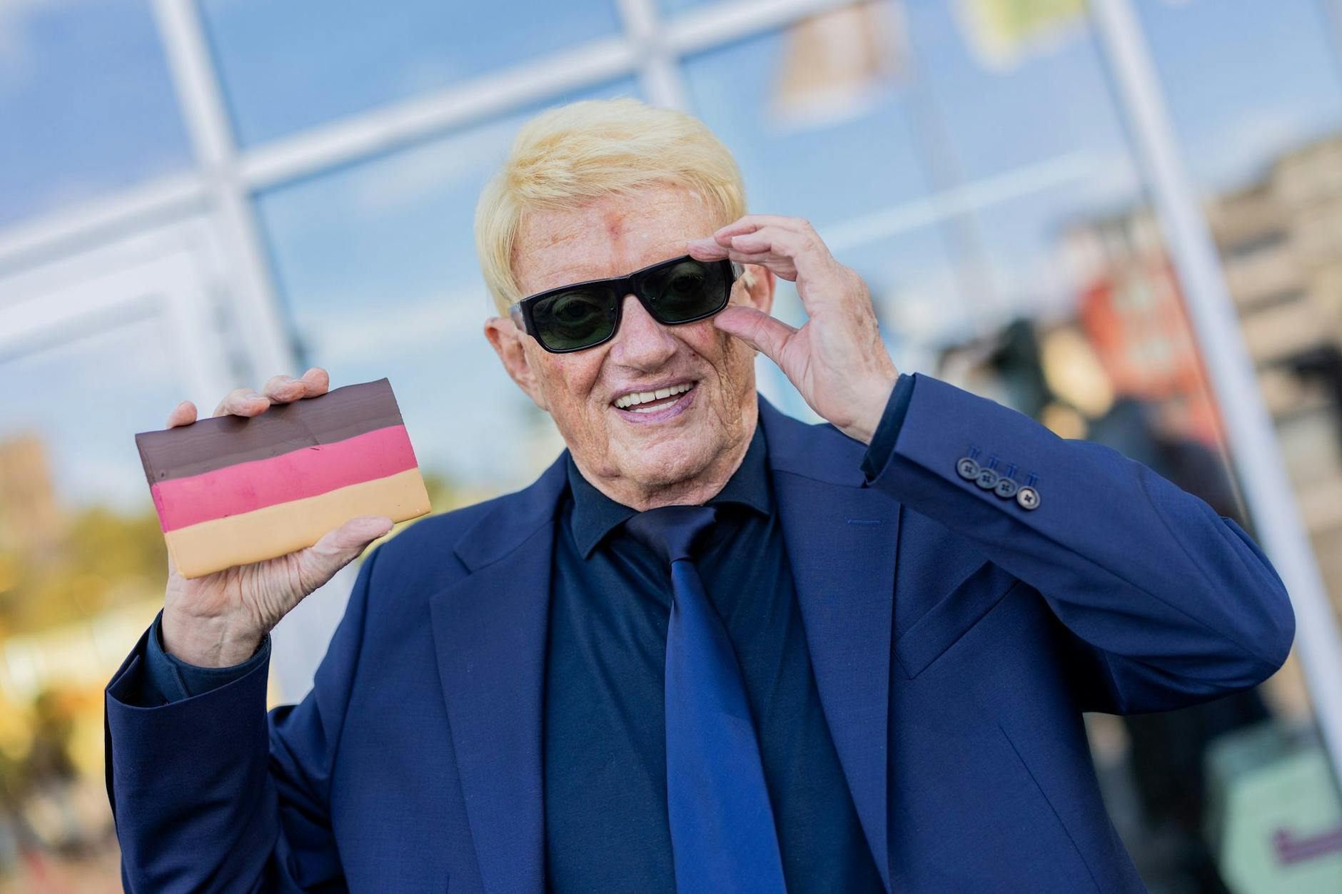 Heino ist stolz auf seine Deutschland-Schokolade.