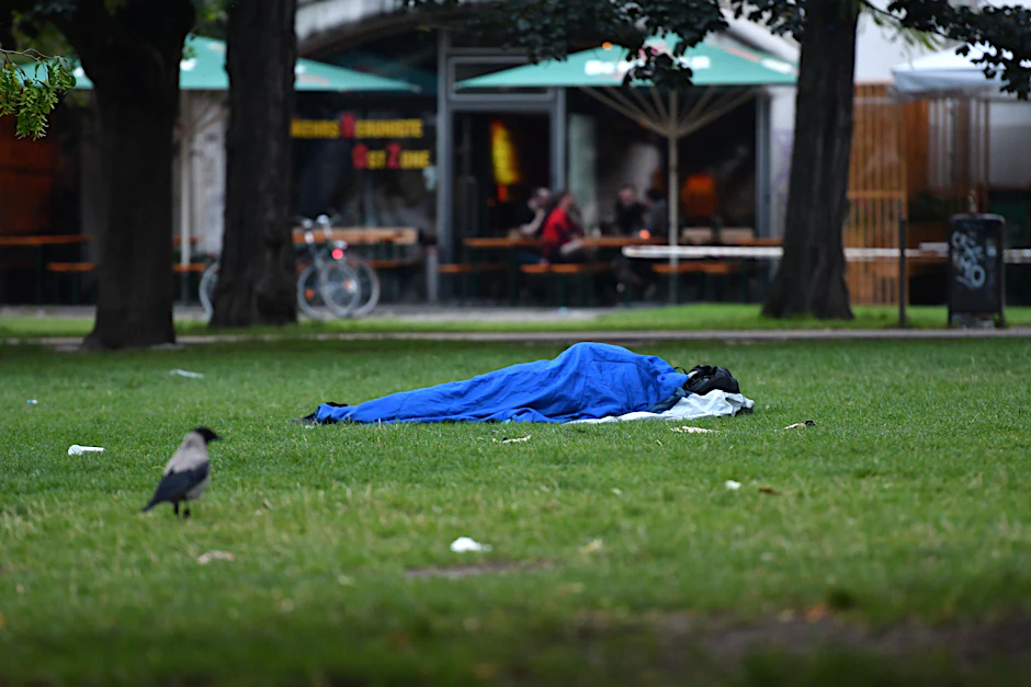 Ein obdachloser Mensch schläft in Berlin unter freiem Himmel.