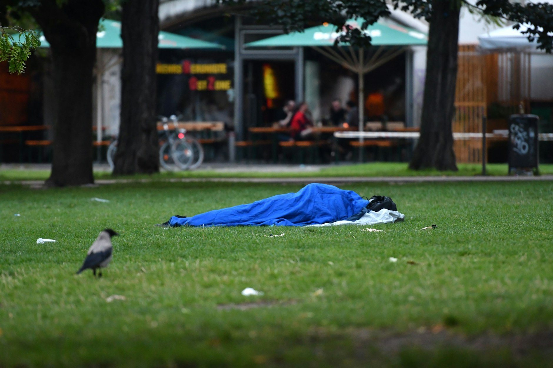 Ein obdachloser Mensch schläft in Berlin unter freiem Himmel.