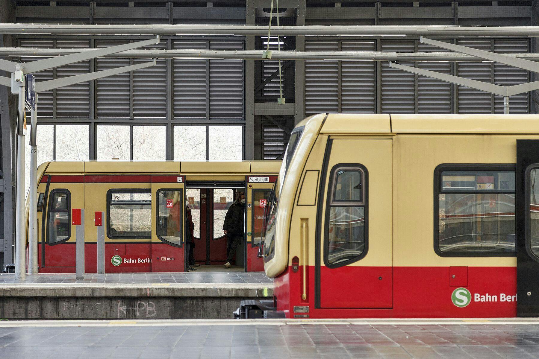 Hinten alt, vorne neu: S-Bahnen der Baureihe 481 in Berlin. Der vordere Zug wurde im Rahmen des Projekts Langlebigkeit modernisiert. Der anderen S-Bahn steht die Erneuerung noch bevor.