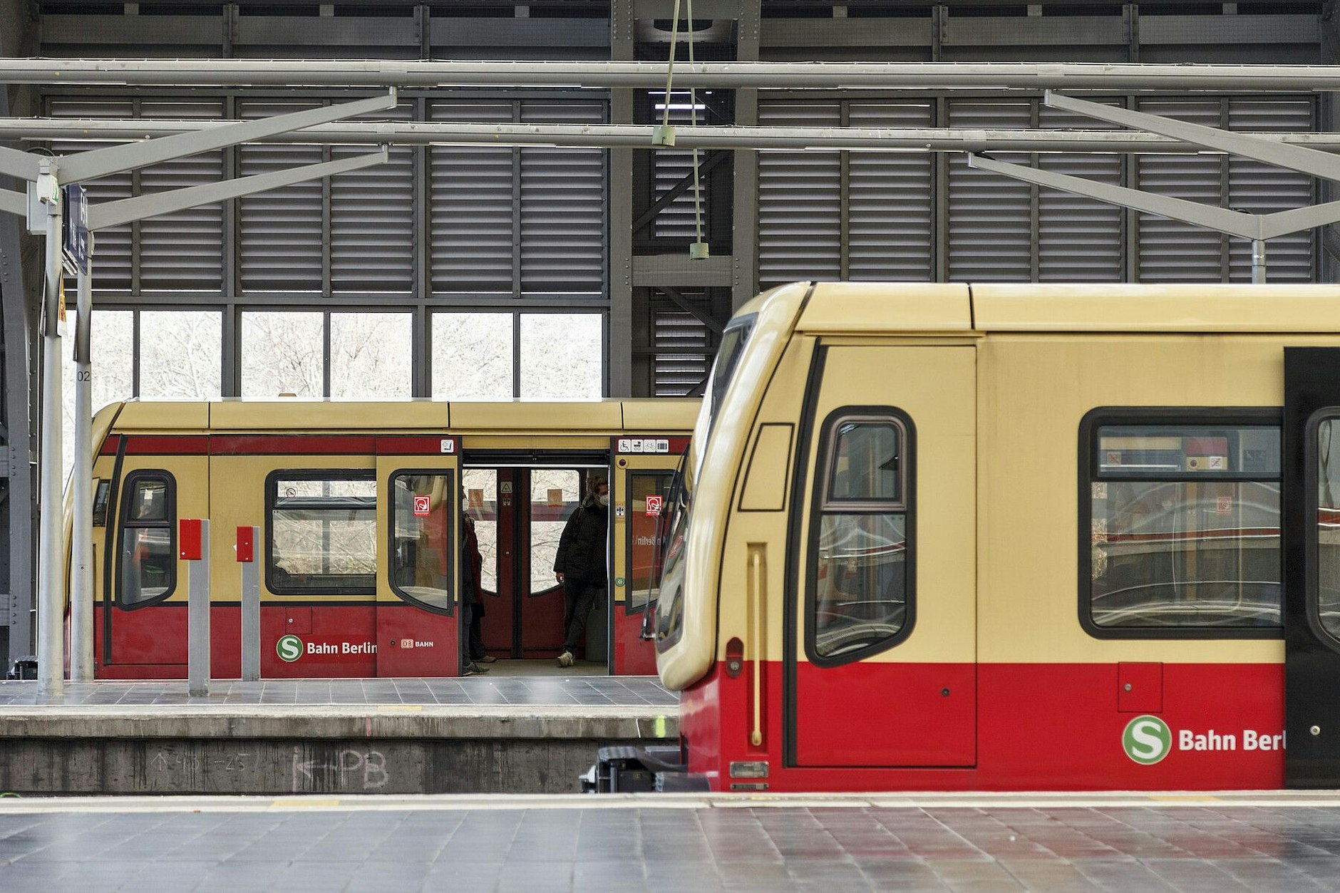 Hinten alt, vorne neu: S-Bahnen der Baureihe 481 in Berlin. Der vordere Zug wurde im Rahmen des Projekts Langlebigkeit modernisiert. Der anderen S-Bahn steht die Erneuerung noch bevor.