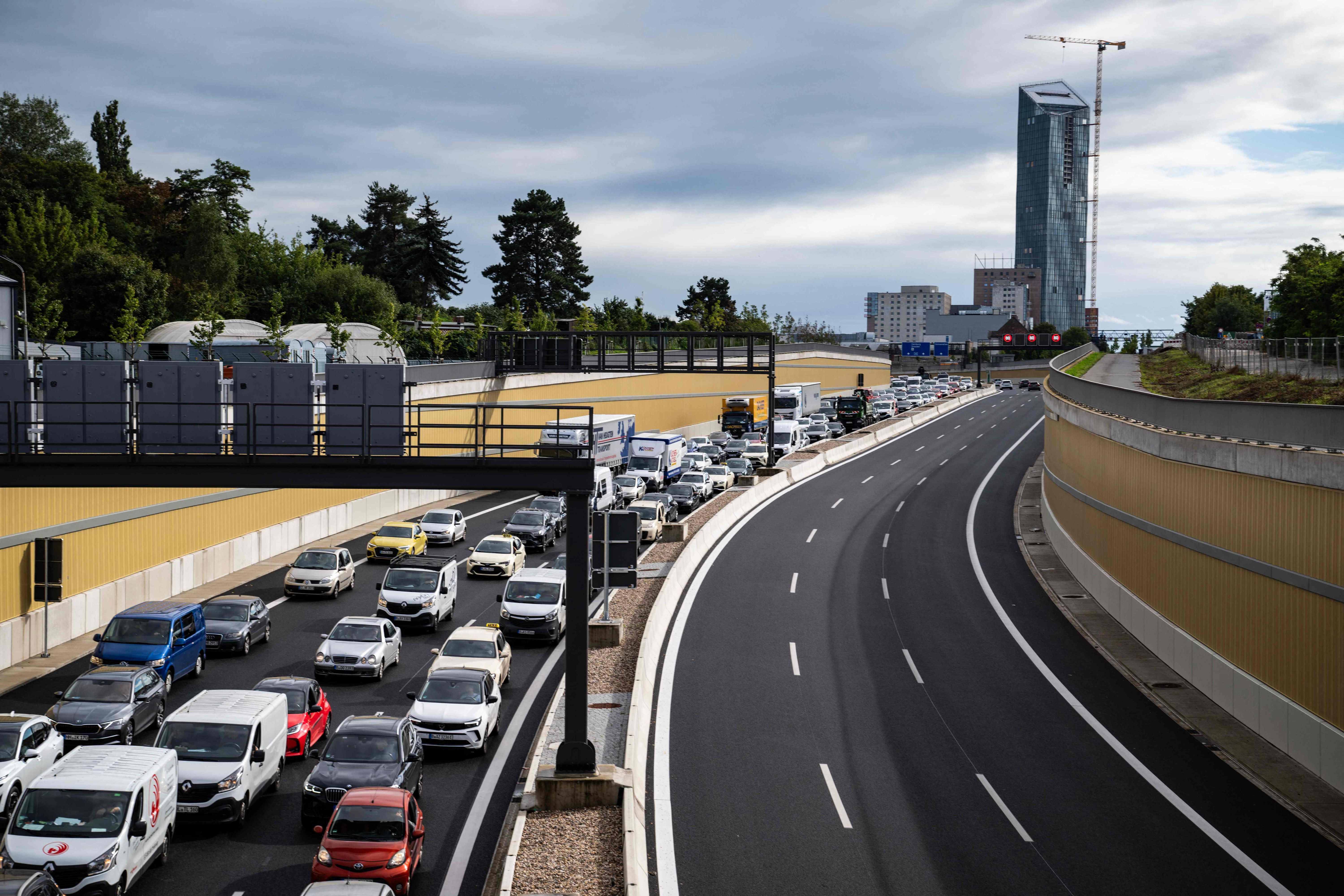 Nach linksextremistischem Anschlag: Polizei sucht A100 mit Spürhunden ab