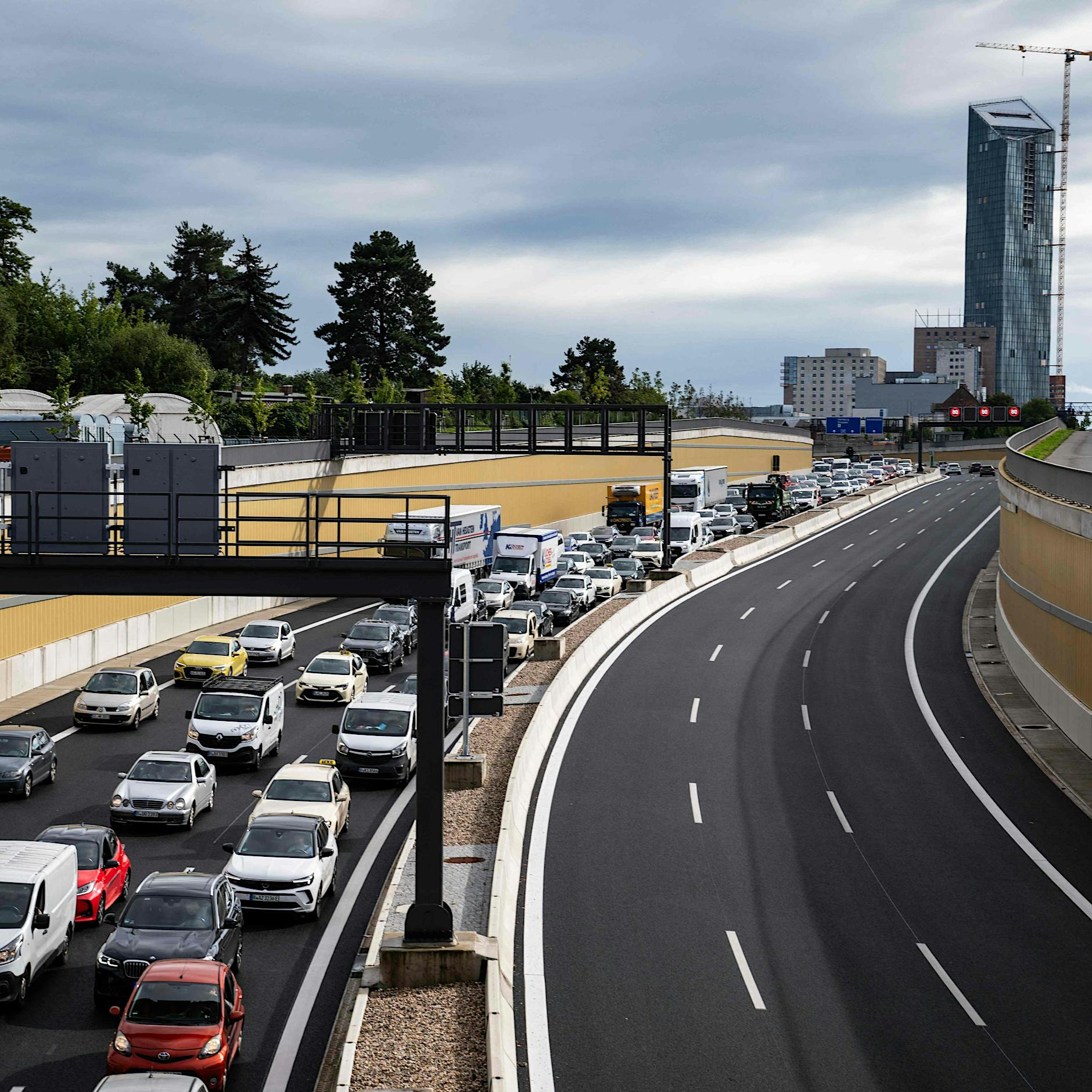 Nach linksextremistischem Anschlag: Polizei sucht A100 mit Spürhunden ab