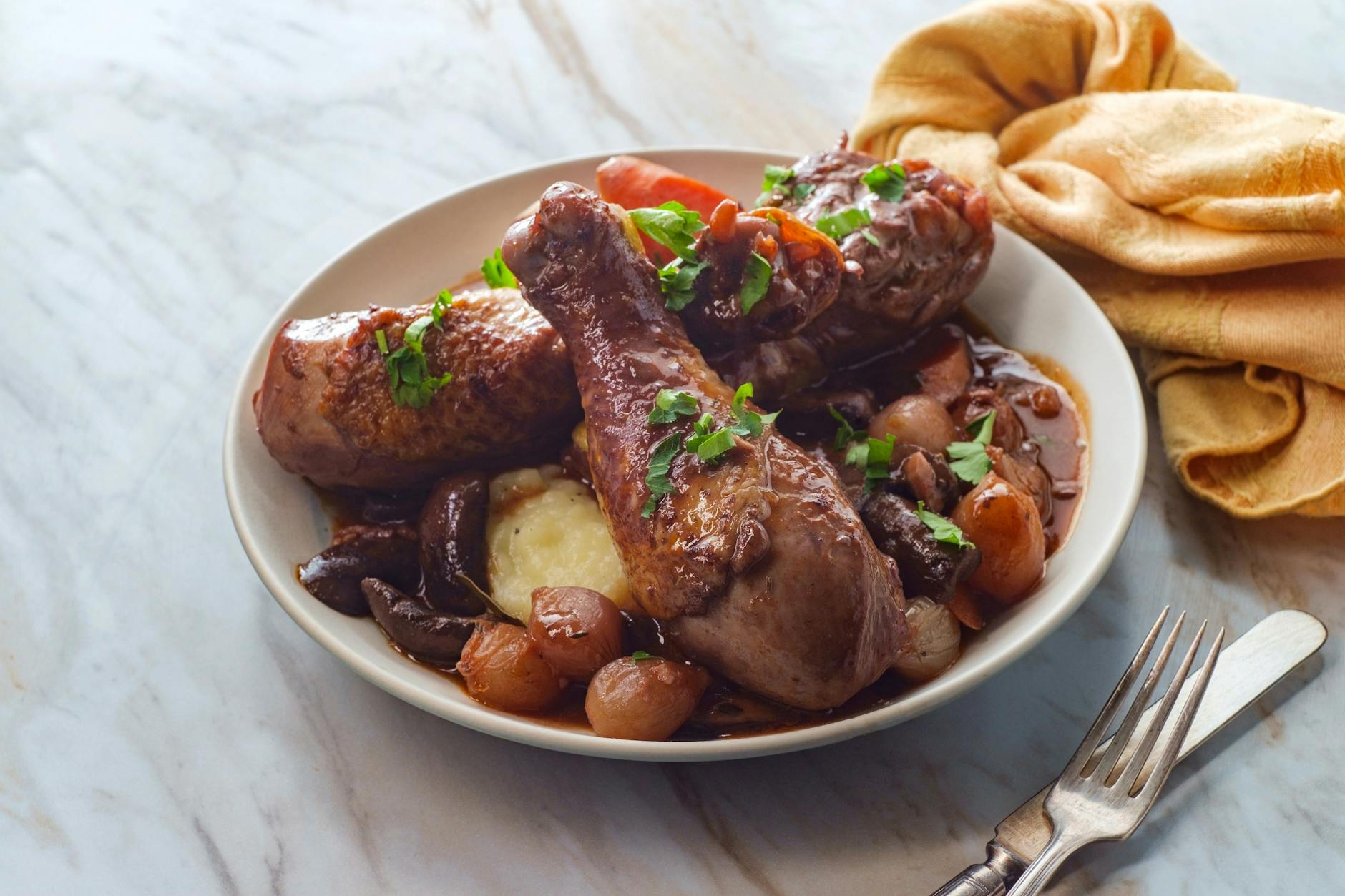 Am besten mit knusprigem Baguette oder Kartoffelgratin genießen: Coq au Vin