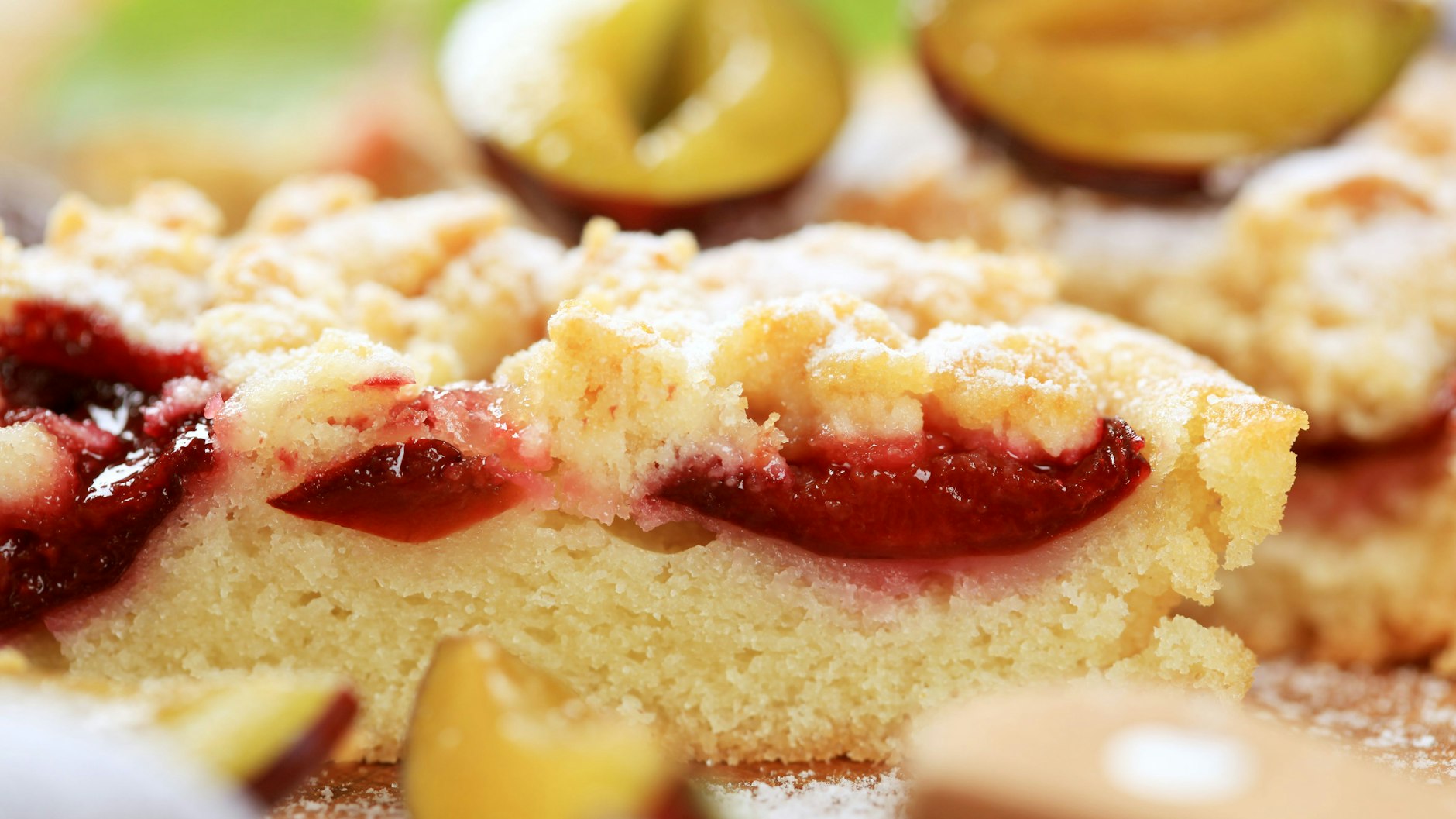 Der köstliche Pflaumenkuchen vom Blech versüßt Ihnen garantiert das Wochenende.