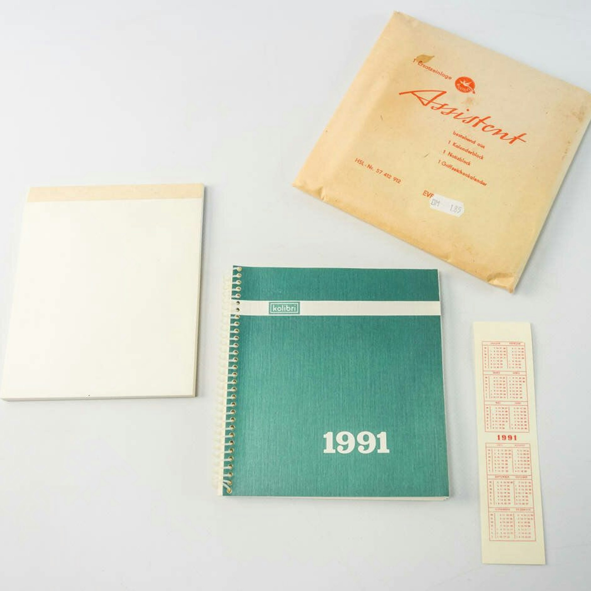 Dieses Büro-Set der Marke Kolibri befindet sich heute im Depot des DDR Museum Berlin - es besteht aus einem Kalenderblock, einem Notizblock und einem Griffzeichenkalender.