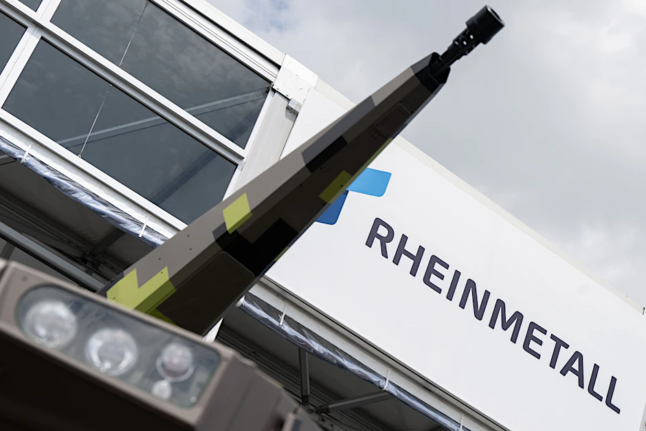 Ein Flugabwehrsystem Boxer Skyranger 30 des Rüstungsunternehmens Rheinmetall auf dem Gelände des Flughafens Berlin Brandenburg (BER).