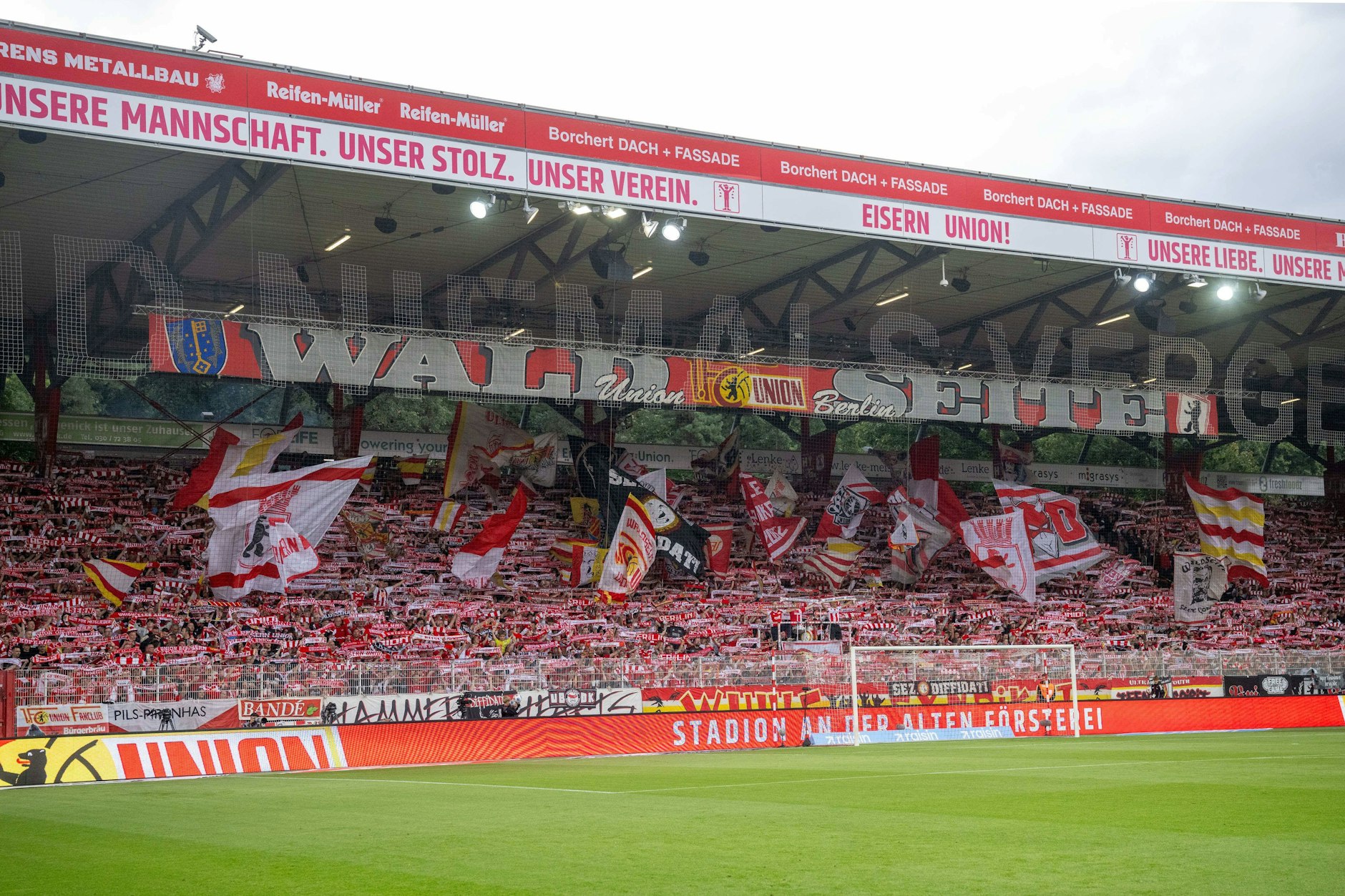 Zur Not muss der Ball auch im Stadion An der Alten Försterei einfach mal über die Tribüne gebolzt werden.
