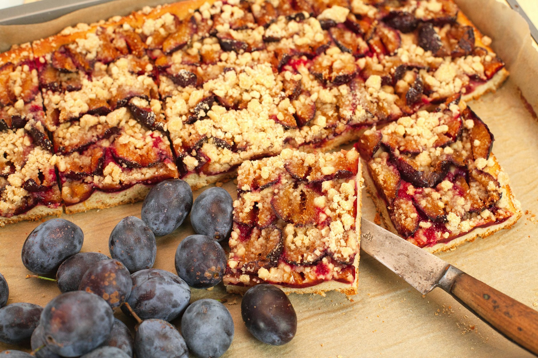 Leckerer Pflaumenkuchen vom Blech aus Thüringen: Er ist herrlich saftig und die knusprigen Streusel aus unserem Rezept machen ihn unfassbar lecker.