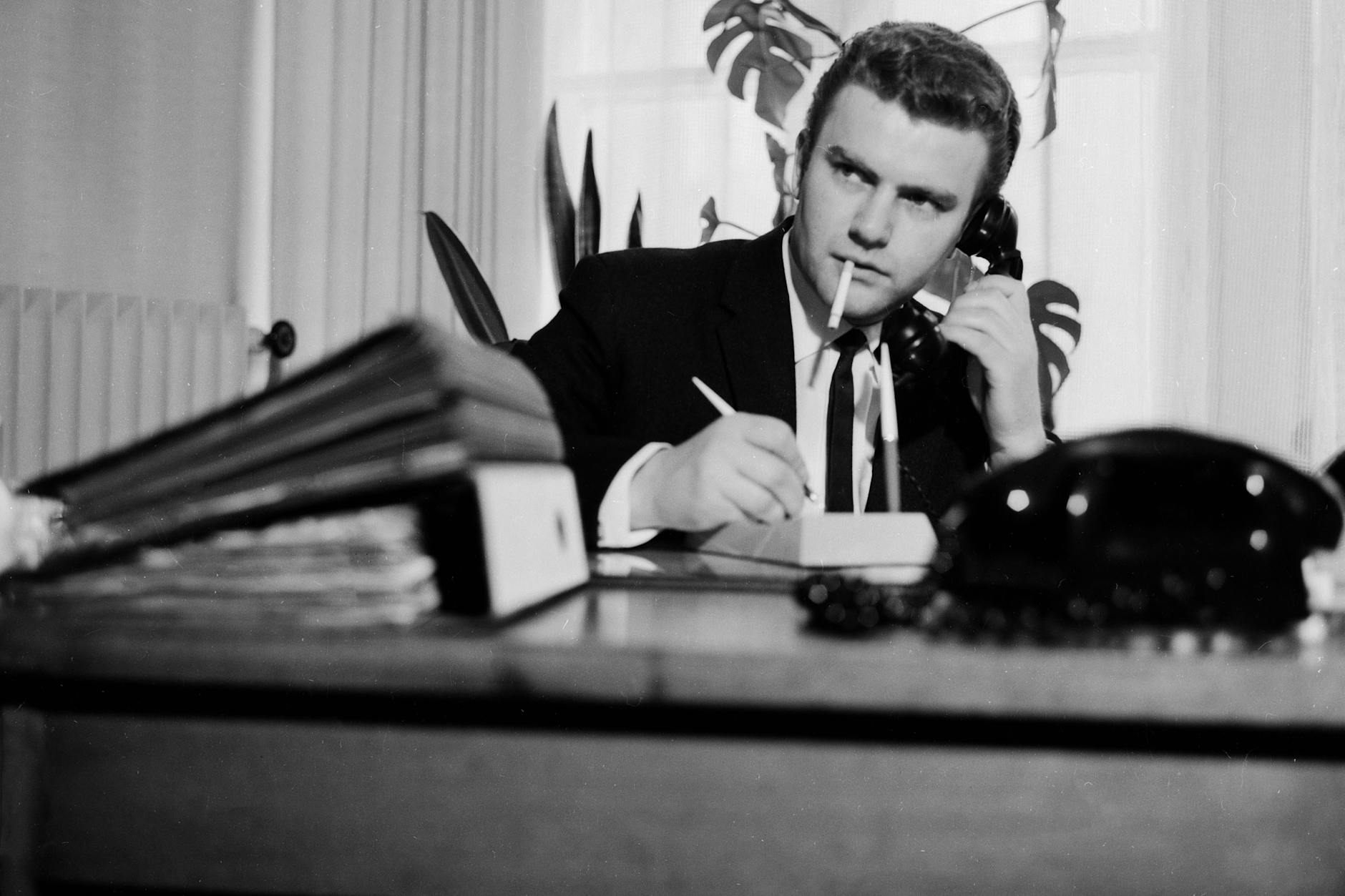 Zu DDR-Zeiten wurden im Büro noch mehr Aktenordner gebraucht - heute macht die Digitalisierung das Abheften von Unterlagen immer überflüssiger.