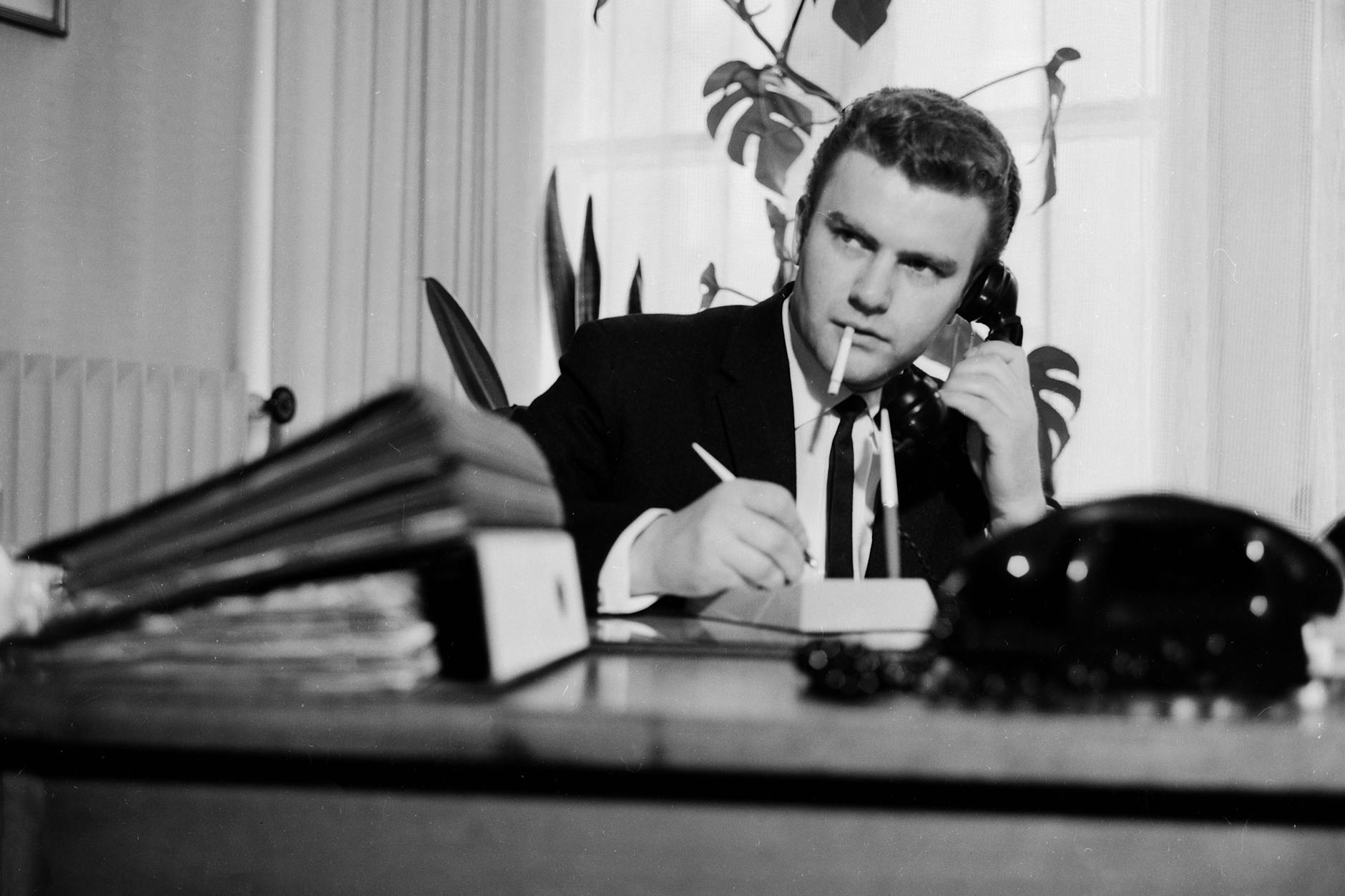 Zu DDR-Zeiten wurden im Büro noch mehr Aktenordner gebraucht - heute macht die Digitalisierung das Abheften von Unterlagen immer überflüssiger.