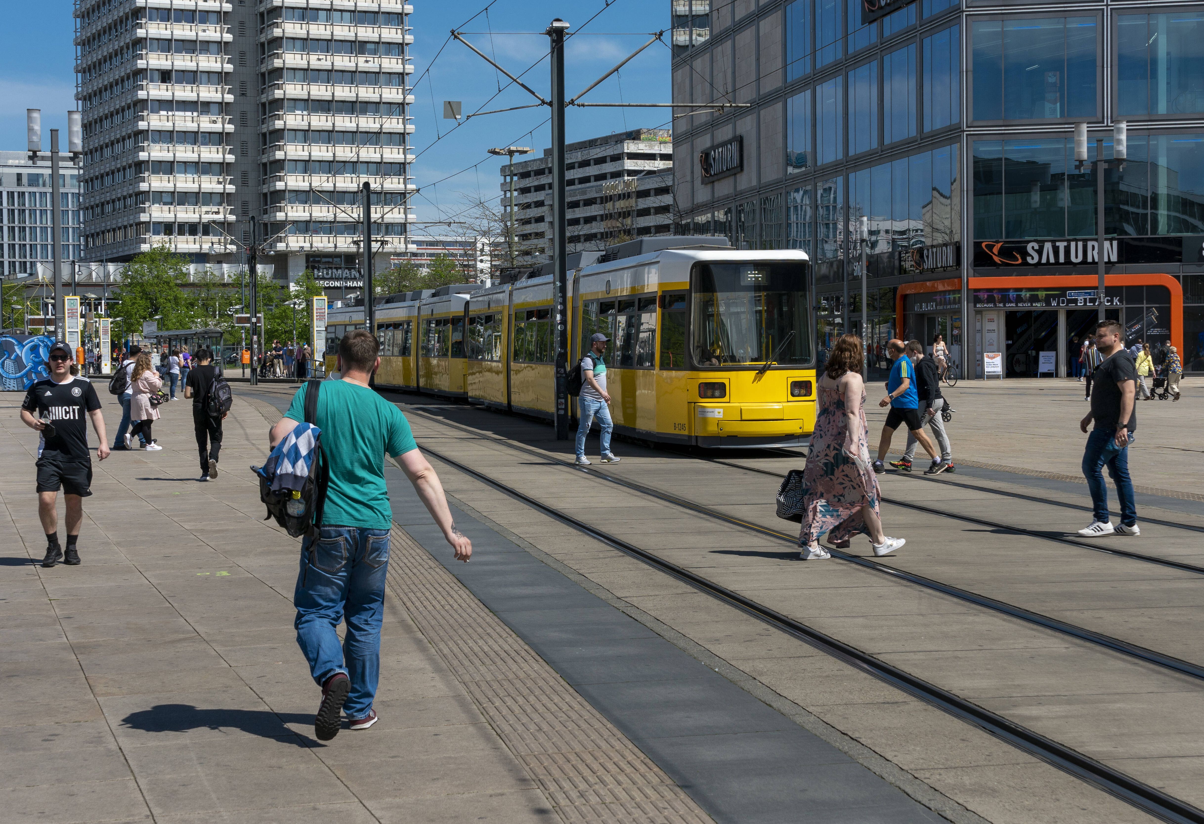 „Unverschämt“: Fahrgäste am Alexanderplatz reagieren wütend auf die BVG-Preiserhöhung
