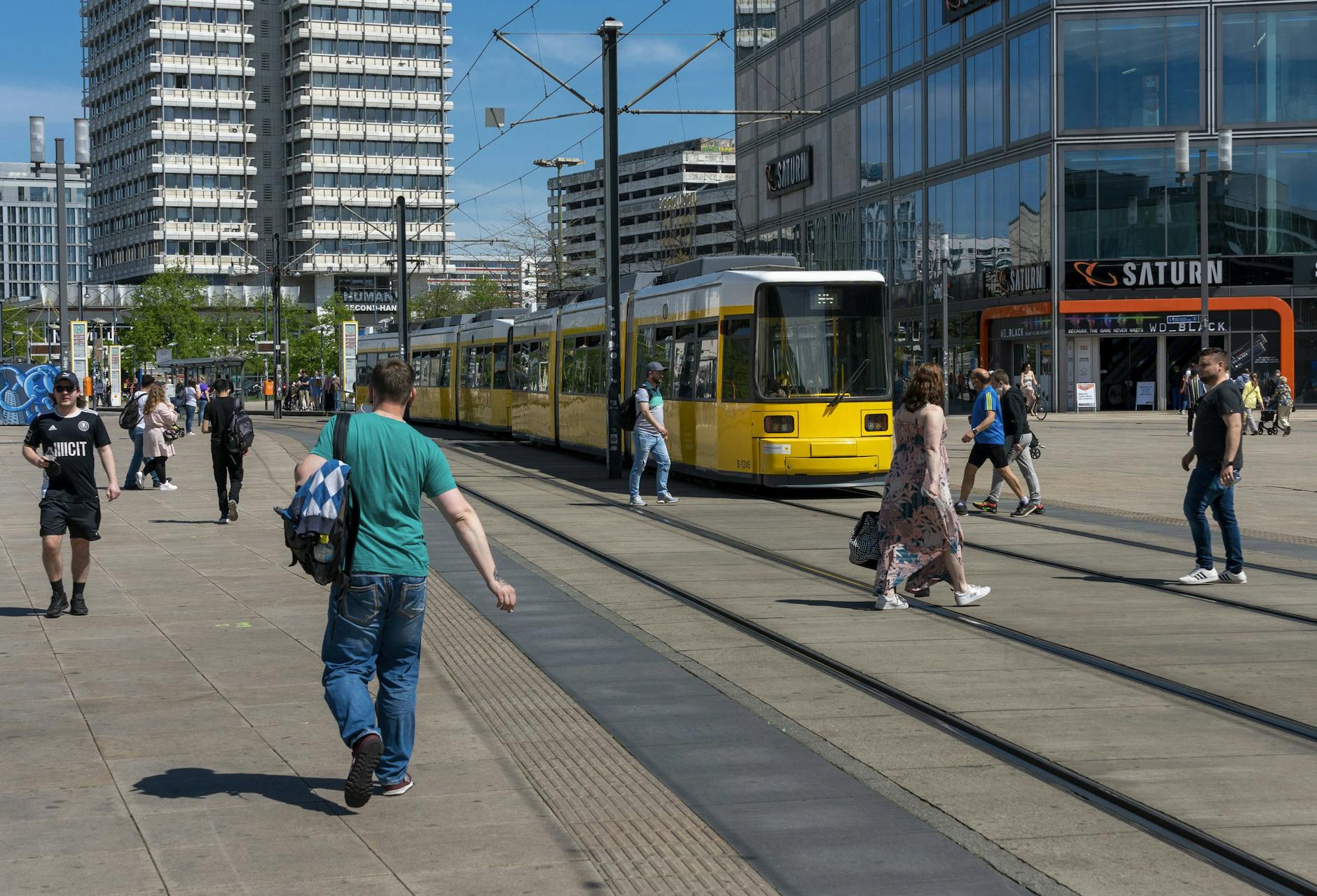 Wir haben Berliner und Berlinerinnen am Alex zu den Preiserhöhungen der BVG befragt.
