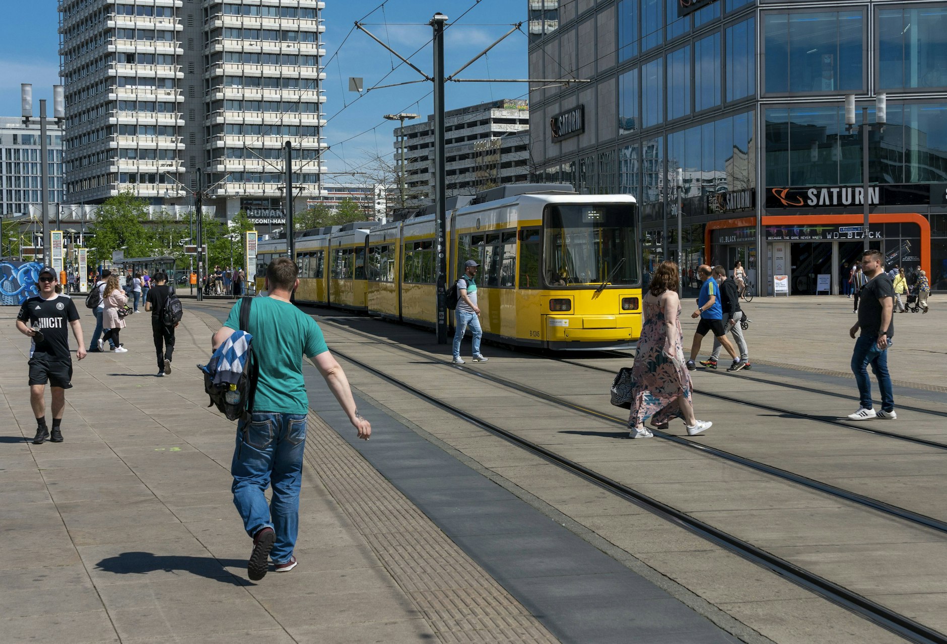 Wir haben Berliner und Berlinerinnen am Alex zu den Preiserhöhungen der BVG befragt.