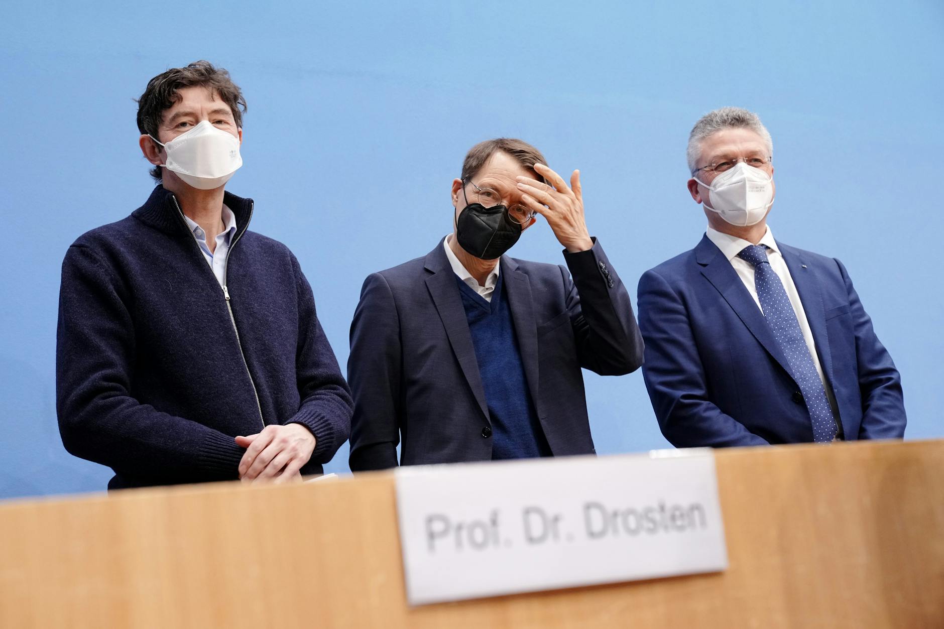 (l-r) Christian Drosten, Direktor des Instituts für Virologie an der Charité Berlin, Karl Lauterbach (SPD), Bundesminister für Gesundheit, Lothar Wieler, Präsident des Robert Koch-Instituts (RKI), im Jahr 2022.