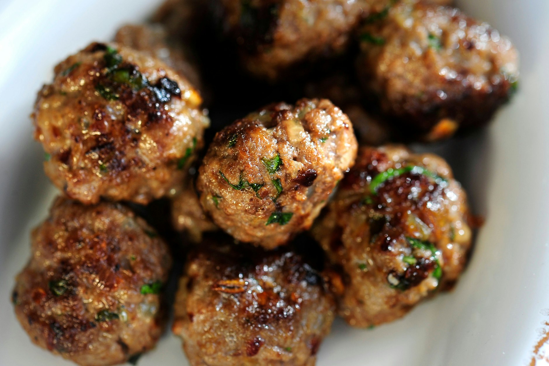 Rezept für Köttbullar – Schwedens vielleicht bekanntestes Familiengericht, am besten serviert mit Kartoffeln, brauner Soße und Preiselbeeren.