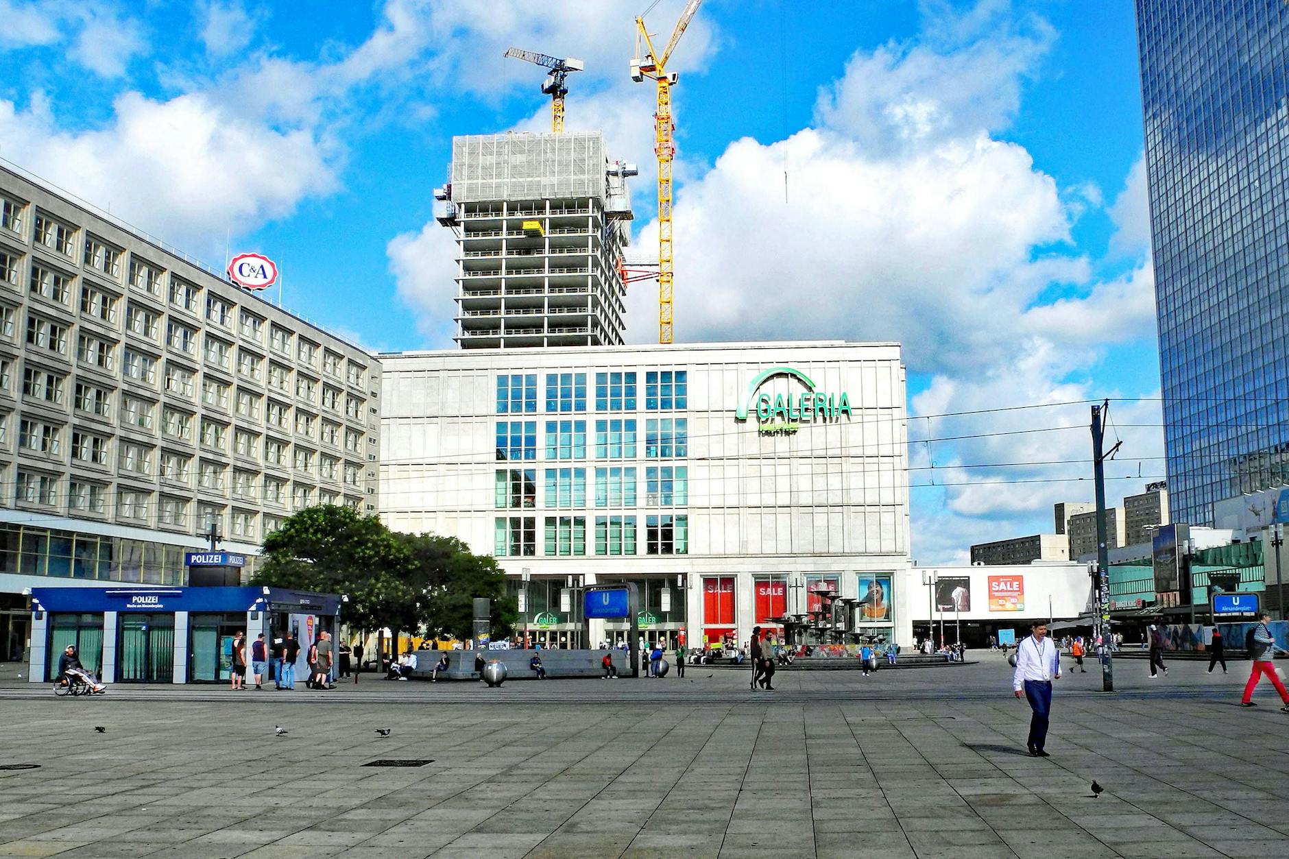 Das Galeria-Kaufhaus am Alexanderplatz: Die Rettung des Standortes kostet dem Land Berlin fast eine halbe Milliarde Euro.